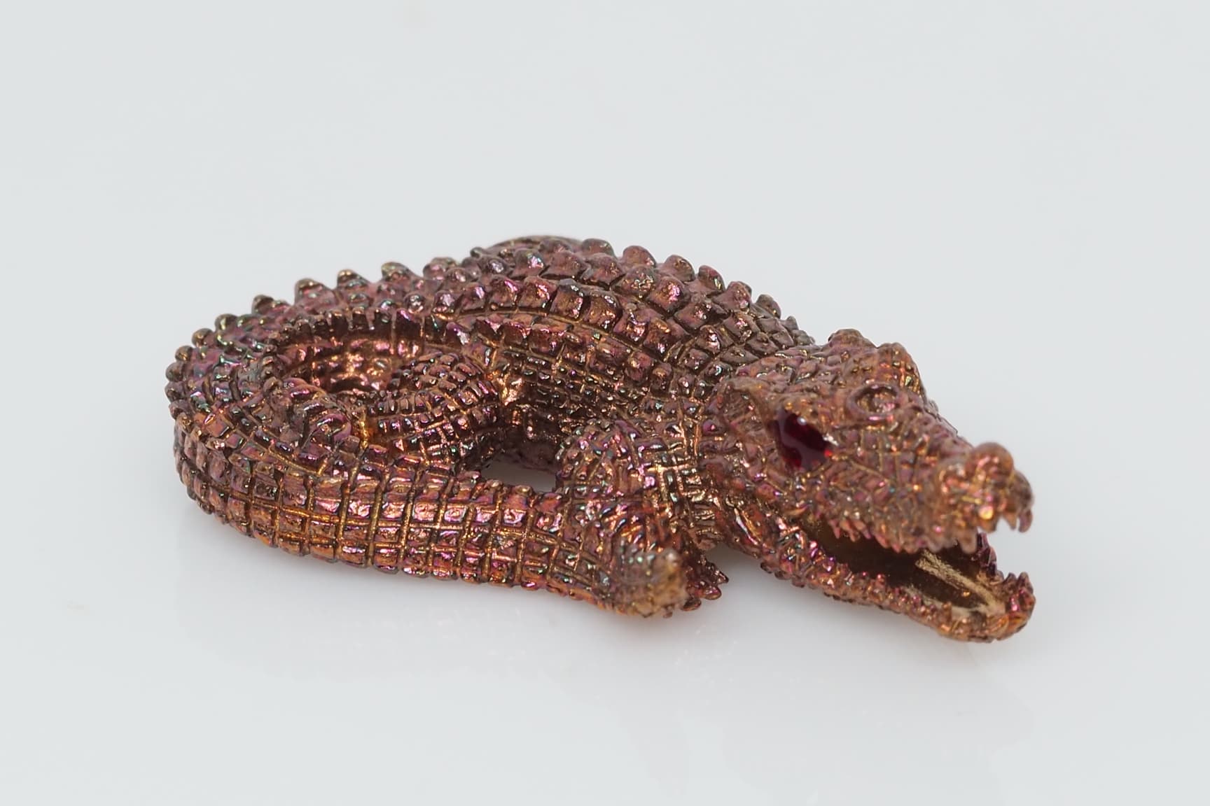 จระเข้เรียกทรัพย์ รุ่นเงินกองทองมา ขนาดใหญ่ 4 ซม.เนื้อโลหะผิวรุ้ง หลวงพ่อเงิน วัดบ้านอ้อ จ.นครราชสีมา