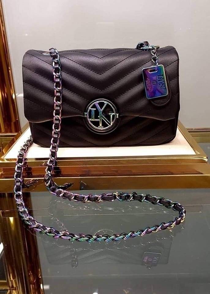 Lyn กระเป๋าสะพายไฮโซเก๋ ๆ แบรนด์เนมลิน Lyn bag สีดำลายนวมวีอะไหล่รุ้งขนาด 8 นิ้ว ดำ