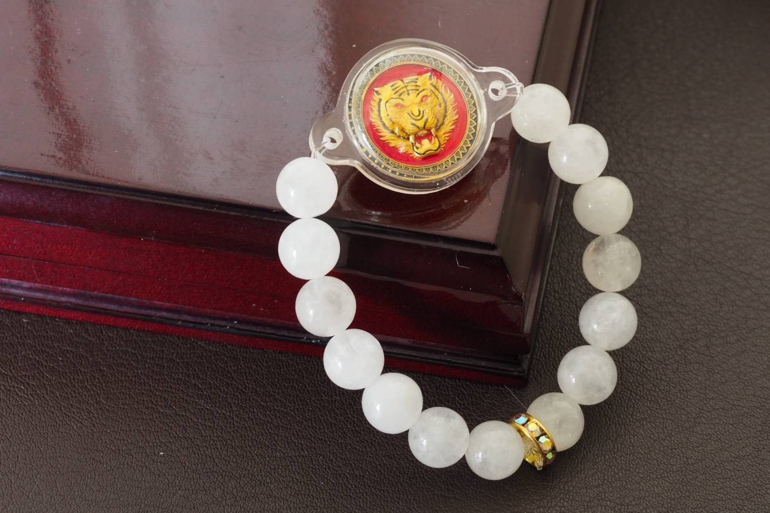 เหรียญจ้าวพยัคฆ์ลงยา ร้อยสร้อยข้อมือหินอาเกตสีขาว