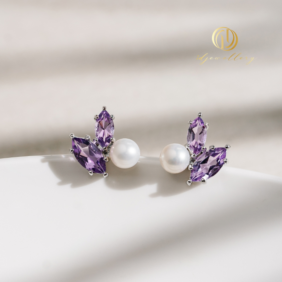 1D Jewellery ต่างหูเงินแท้ 925 ชุบโรเดียม ฝังเพชรสวิส(CZ) 💜✨ Amethyst & Pearl Harmony Earrings ✨💜 💜 Amethyst พลอยแห่งการสงบสุขและสมดุล ช่วยเสริมความมั่นใจ"