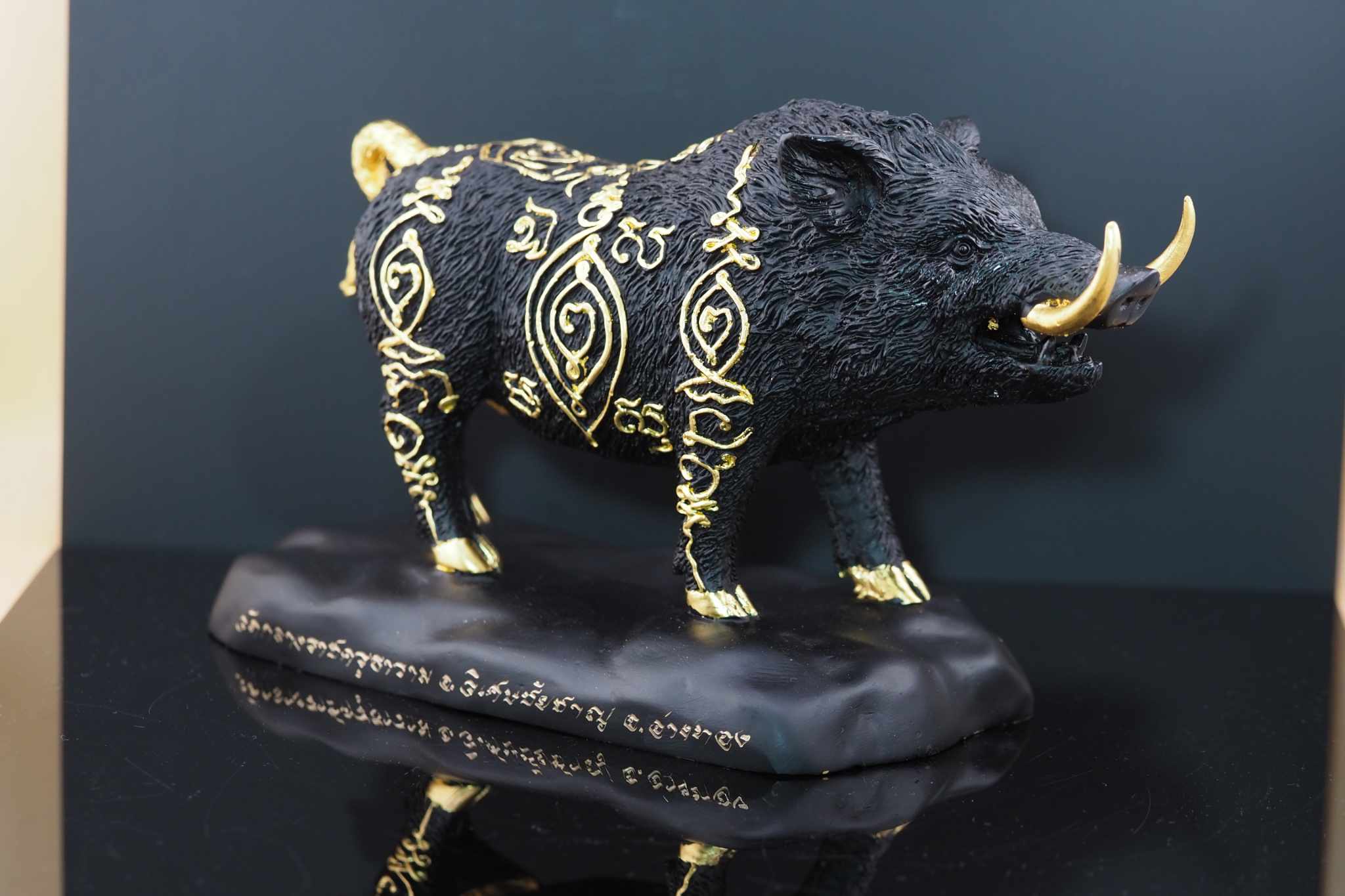 พญาวราหะ ราชาโชค ขนาดบูชาเนื้อโลหะดำ ปิดทองลายยันต์ พิธีเสาร์๕ ปีมะโรง