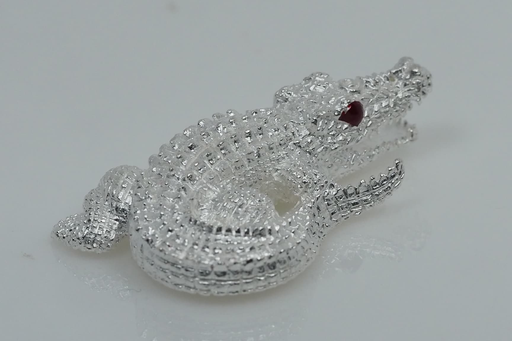 จระเข้เรียกทรัพย์ รุ่นเงินกองทองมา ขนาดใหญ่ 4 ซม.เนื้อโลหะกะไหล่เงิน หลวงพ่อเงิน วัดบ้านอ้อ จ.นครราชสีมา