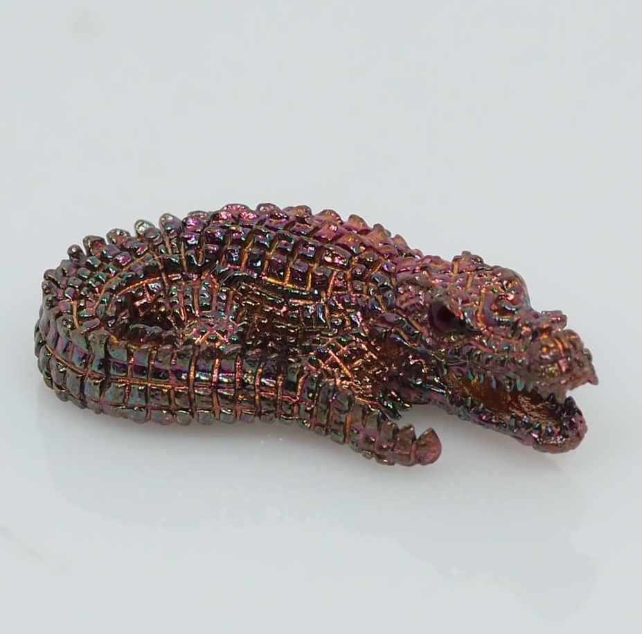 จระเข้เรียกทรัพย์ รุ่นเงินกองทองมา ขนาดเล็ก 2.5 ซม.เนื้อโลหะผิวรุ้ง หลวงพ่อเงิน วัดบ้านอ้อ จ.นครราชสีมา