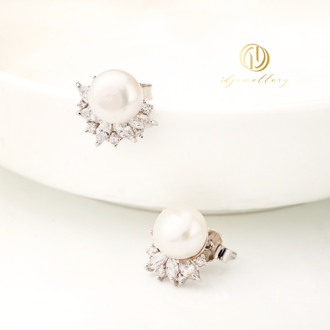 1D Jewellery ต่างหูเงินแท้ 925 ชุบโรเดียม ฝังเพชรสวิส(CZ) ✨ Pearl with Sparkling CZ Earrings ✨ สื่อถึงความบริสุทธิ์ และเสริมความสง่างามให้กับผู้สวมใส่ พร้อมเพิ่มพลังแห่งความรักและความสุขในชีวิต