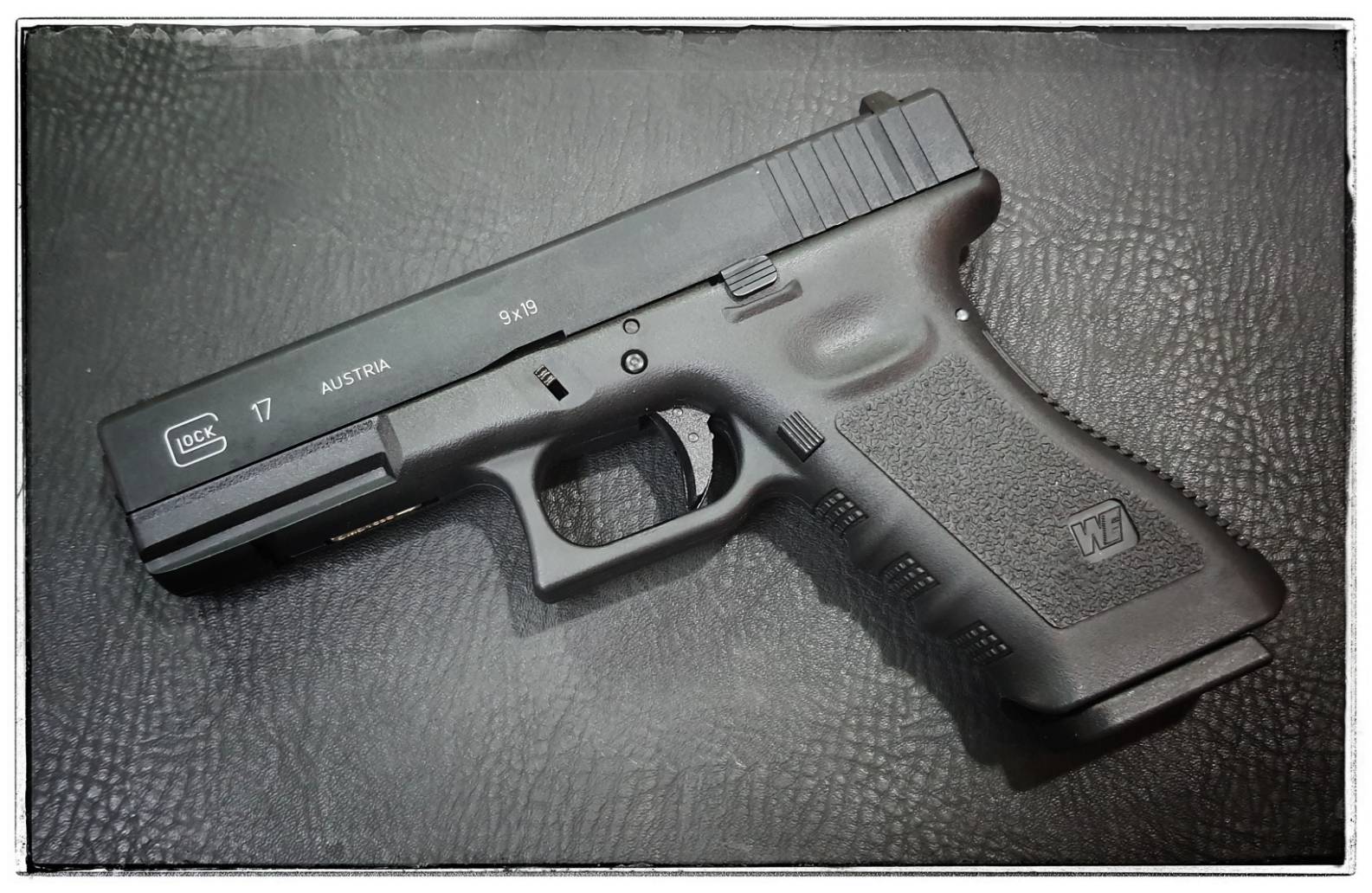 ปืนแก๊ส รุ่น Glock 17 Gen3 ของ WE สไลด์เหล็ก