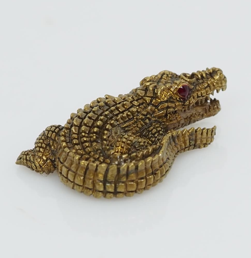 จระเข้เรียกทรัพย์ รุ่นเงินกองทองมา เนื้อทองระฆังซาติน ขนาดเล็ก 2.5 ซม.หลวงพ่อเงิน วัดบ้านอ้อ จ.นครราชสีมา