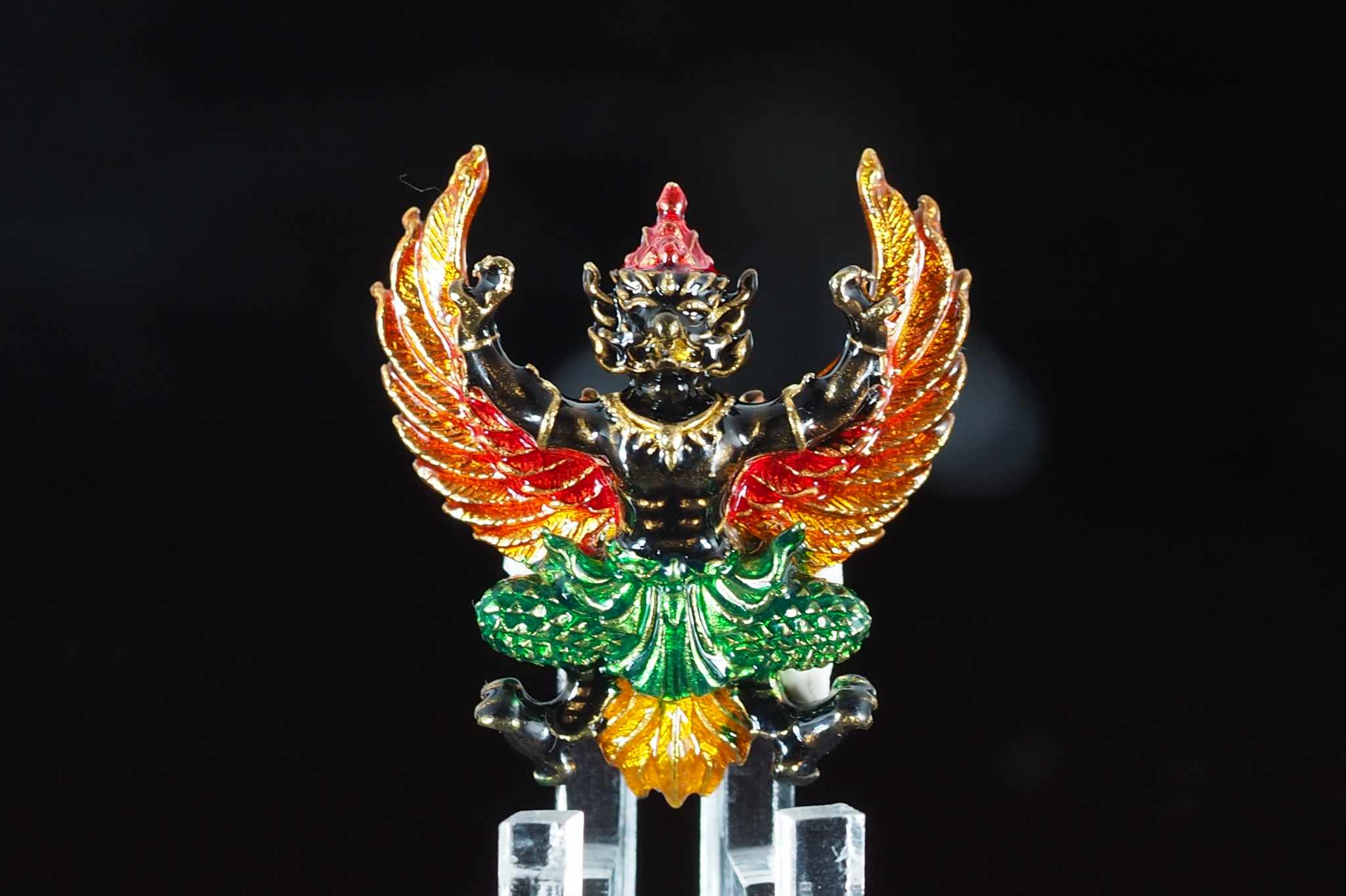 พญาครุฑ มหาสิทธิโชค (รุ่นแรก) วัดศาลเจ้า จ.ปทุมธานี เนื้อโลหะชุบทอง กายสัดำ-ปีกสีส้มเหลือบแดง-ผ้านุ่งสีเขียว