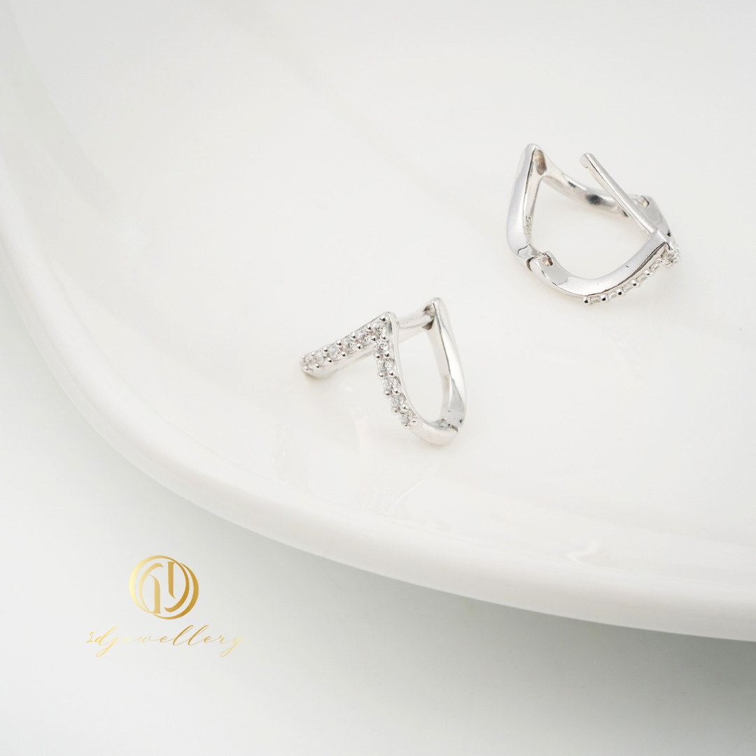 1D Jewellery ต่างหูเงินแท้ 925 ชุบโรเดียม ฝังเพชรสวิส(CZ) Wave Elegance CZ Hoops 🎀 💎สื่อถึงความต่อเนื่องและพลังชีวิต เสริมให้ผู้สวมใส่ดูสง่างาม มั่นใจ และเปล่งประกายตลอดวัน