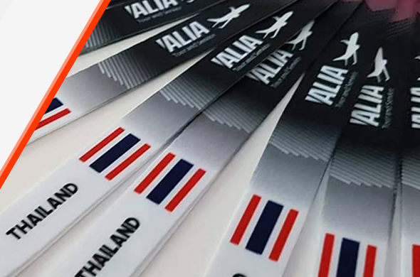 รับผลิตและออกแบบสายคล้อง สายคล้องคอ สายคล้องบัตร เรามีสายคล้องให้เลือก กว่า 200 แบบสี สายทอให้ใยโพลีเอสเตอร์ อุปกรณ์ประกอบสายคัดเลิกจากวัสดุเกรดดี ทำให้สายคล้องของเรามีคุณภาพคงทน ใช้ได้นาน ในราคาขายปลีกและราคาขายส่งสำหรับตัวแทนที่ต้องการไปขายต่อ สายของเรามีให้เลือกตั้งแต่ 8มม 10มม 11มม 12มม13มม 15มม 19มมและ 20มมสายคล้อง สายคล้องคอ สายคล้องบัตร มีให้เลือก 3 ประเภทคือ 1. สายคล้องบัตรแบบสกรีนตัวนูนหรือตัวเรียบ เพื่อเป็นทางเลือกสามารถสกรีน ได้ทั้ง ตัวอักษร โลโก้ของทุกหน่วยงาน และรูปต่าง ๆ ทางโรงงานมีการพัฒนา ตัวสกรีนไม่ หลุดลอก คงทน ต่อใช้งานเพื่อตอบสนองนโยบายประหยัดและลดต้นทุนในการสั่งซื้อของ หน่วยงานท่าน 2. สายคล้องบัตรแบบพิมพ์สอดสี(Sublimation) เป็นการผลิตแบบนวัตกรรมใหม่ สามารถพิมพ์ได้ไม่จำกัดสี ทุกรูปแบบรอบสาย พิมพ์สีได้เหมือนจริง เนื้อผ้านุ่ม ขนาดสาย 15 ม. 20 มม. 3.สายถักทอ เพิ่มความเป็นเอกลักษณ์ด้วยการถักทอจากเส้นด้ายเล็ก ๆ งานสายถักใช้เวลาในการผลิต และจำนวนมากพอในการสั่งทำ