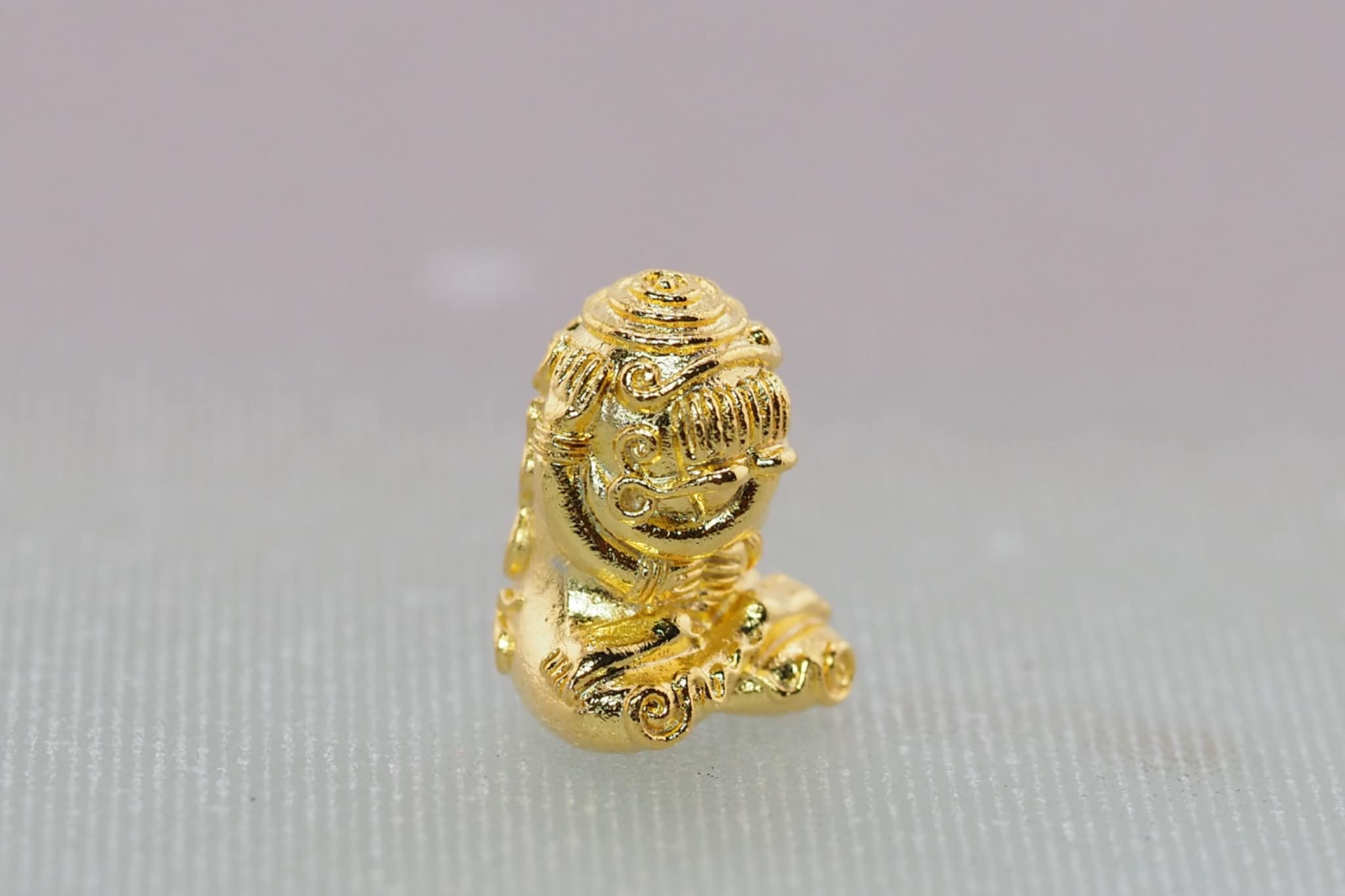 พระปิดตาอุตตโม สุนันโท เนื้อโลหะชุบทอง หน้าตักกว้าง 1.2 ซม.สูง 2 ซม.หลวงพ่อสนั่น สุนันโท วัดกลางราชครูธาราม จ.อ่างทอง