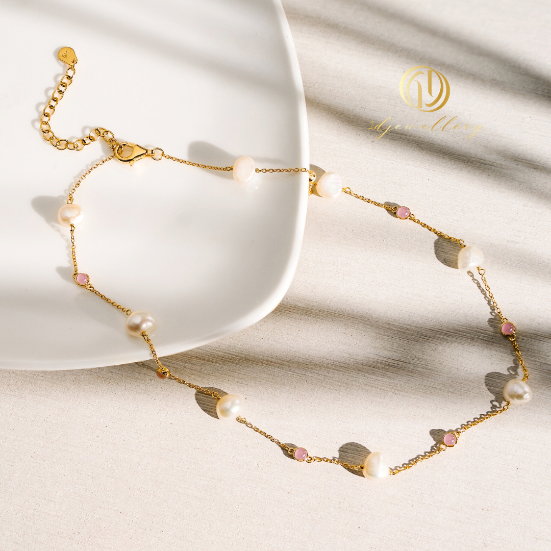 1D Jewellery สร้อยคอเงินแท้ 925 ชุบโรเดียม ฝังเพชรสวิส(CZ) 🤍 ไข่มุก: เสริมความสง่างามและนำความบริสุทธิ์มาให้ผู้สวมใส่ 💞 หยกสีชมพู: พลอยเสริมความรัก ความสงบ และดึงดูดโชคดี"