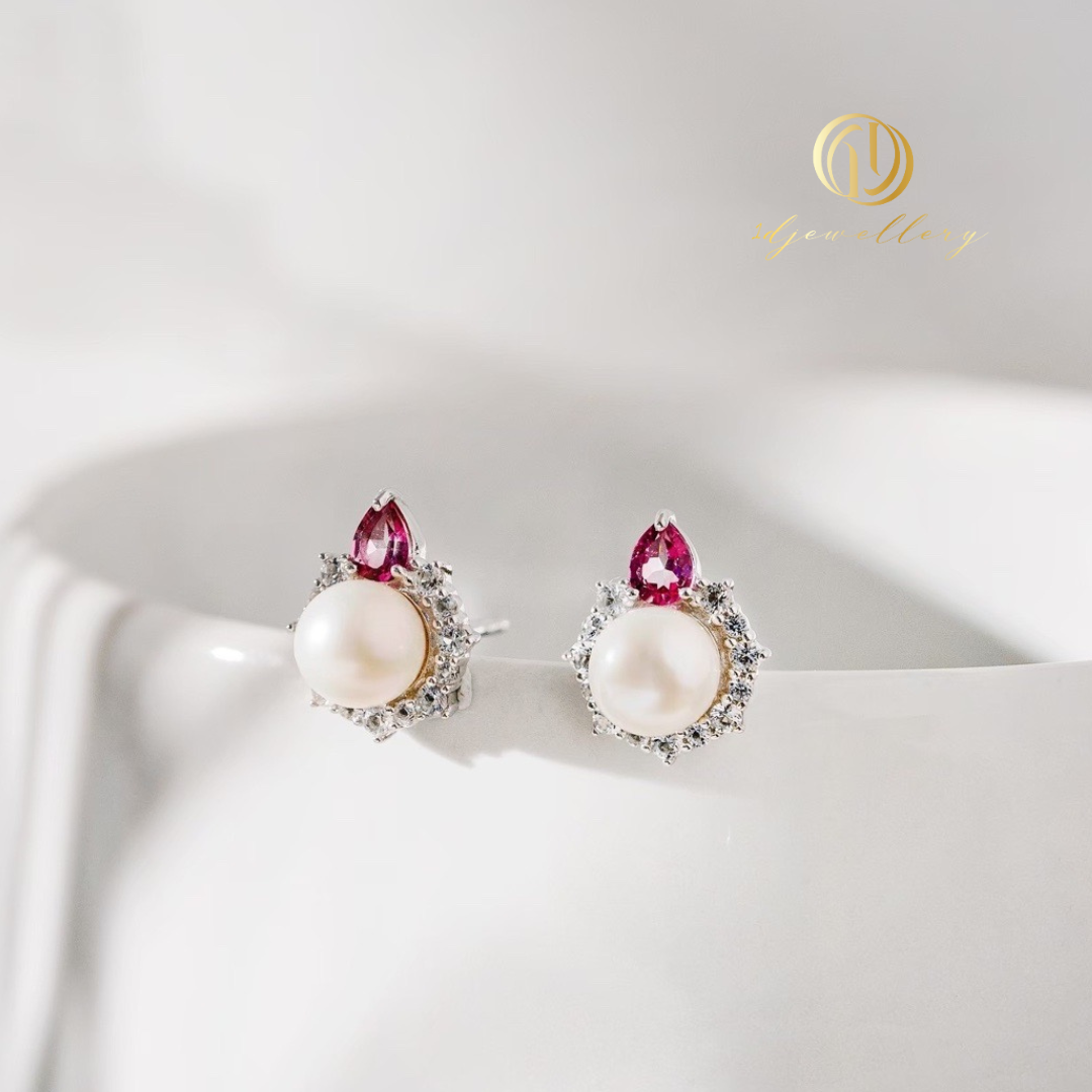 1D Jewellery ต่างหูเงินแท้ 925 ชุบโรเดียม ฝังเพชรสวิส(CZ) ✨💞 Pink Perfection Earrings 💞✨ ไข่มุกแท้สื่อถึงความบริสุทธิ์และความสง่างาม 💖 Pink Topaz 🤍 White Topaz เสริมพลังด้านความรักและโชคดี"