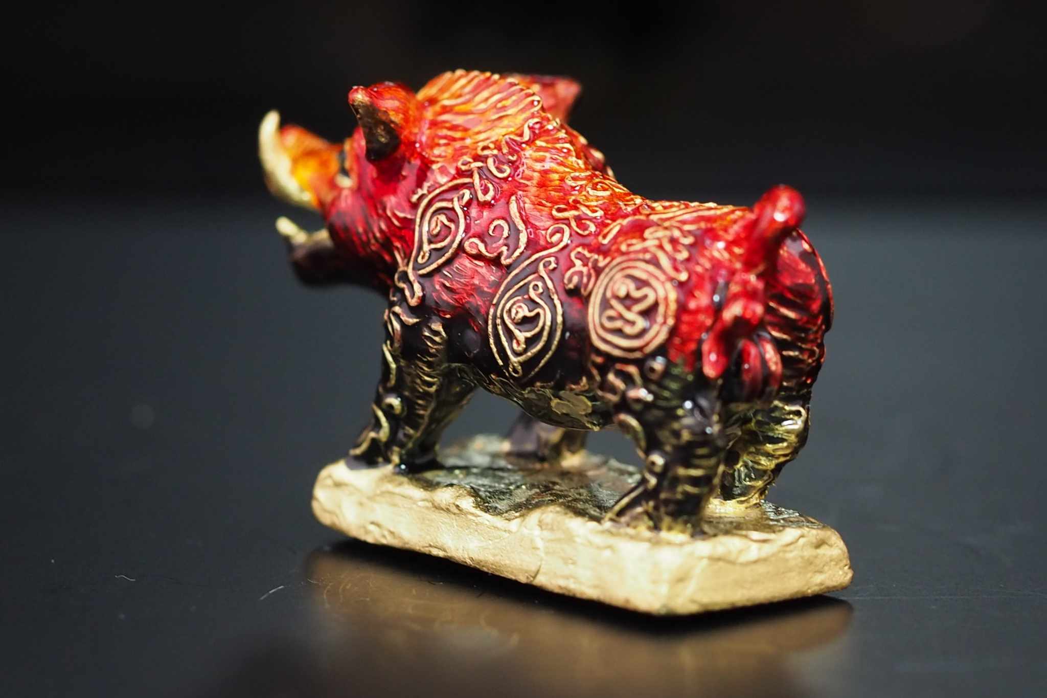 พญาวราหะ ราชาโชค ขนาดพกพา พิธีเสาร์๕ ปีมะโรง เนื้อโลหะชุบทองลงยาสีแดง-น้ำตาล อุดมวลสารฝังตะกรุดเงินแท้ 2 ดอก