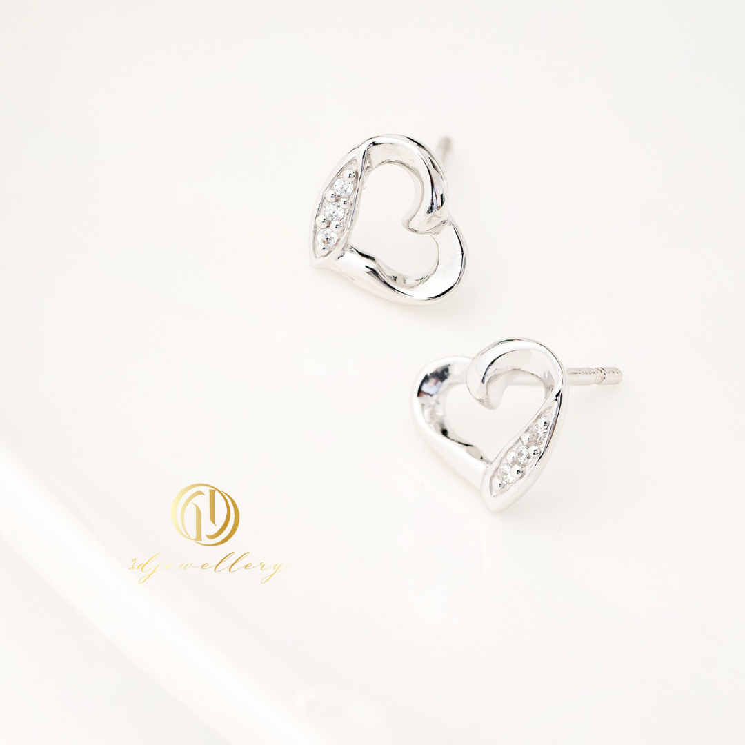 1D Jewellery ต่างหูเงินแท้ 925 ชุบโรเดียม ฝังเพชรสวิส(CZ) ✨ Sparkling Heartbeat: CZ-Embellished Silver Earrings ต่างหูรูปหัวใจที่ประดับเพชรสวิส (CZ) เพิ่มความหรูหราให้ลุคของคุณในทุกโอกาส✨"