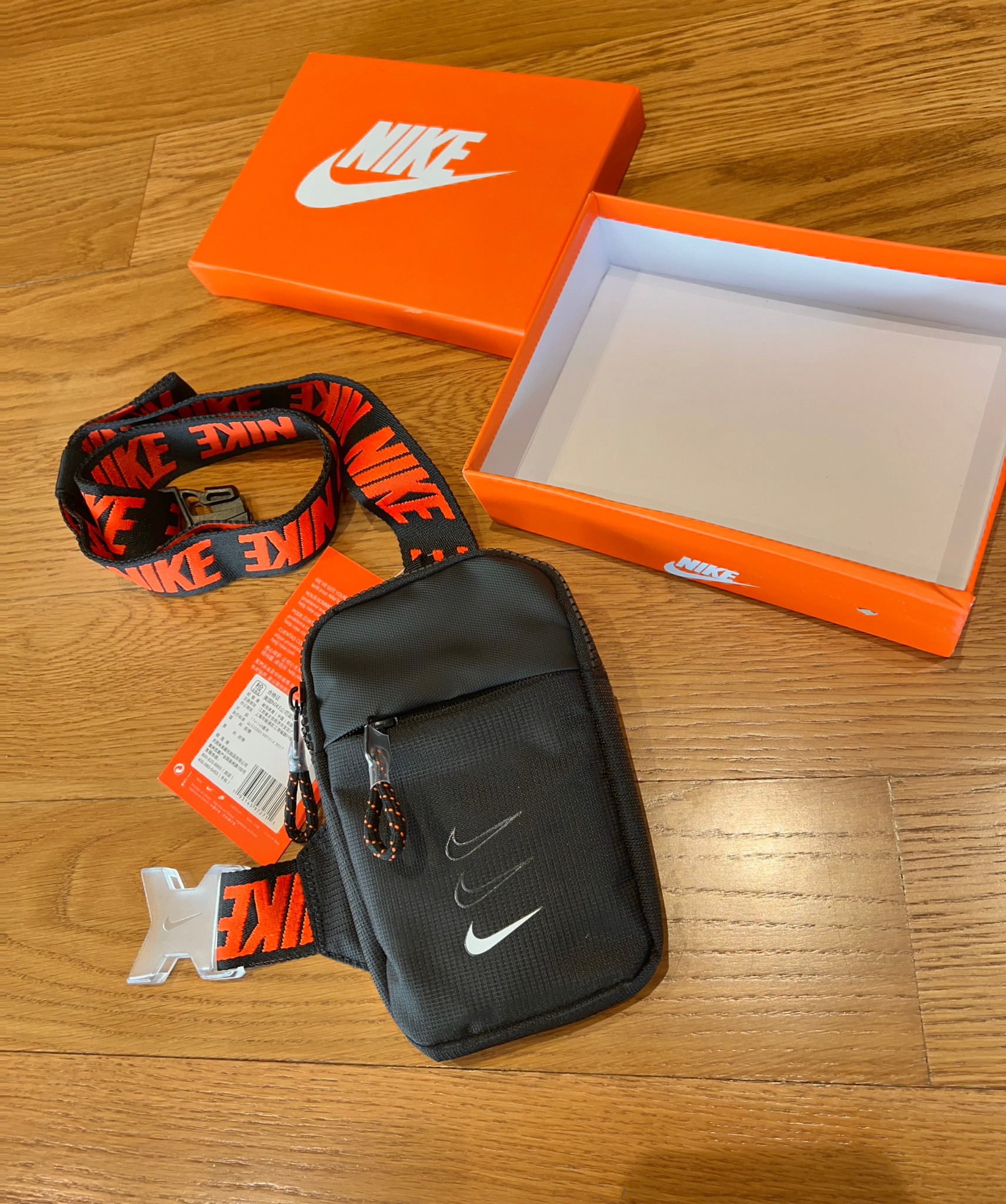 Nike กระเป๋าคาดอกคาดเอวแนวสปอร์ตเท่ห์ ๆ ใช้ได้ทั้งชายหญิงแบรนด์เนมไนกี้ใช้ได้ทั้งชายหญิง ขนาด 7 นิ้ว สีดำส้มกันน้ำได้ NIKE ESSENTIALS SMALL HIP PACK((BA5904-010) ดำ