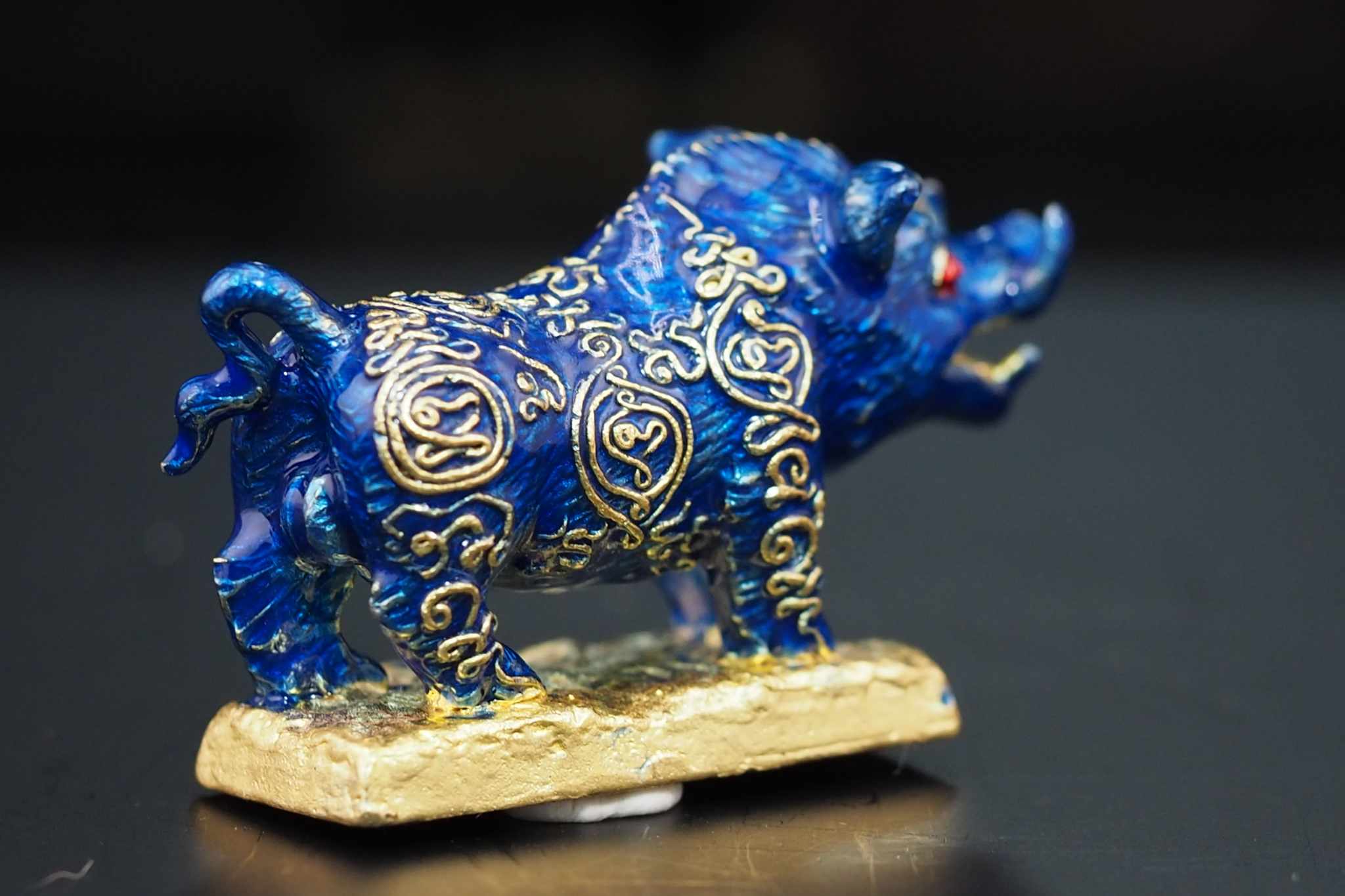 พญาวราหะ ราชาโชค ขนาดพกพา พิธีเสาร์๕ ปีมะโรง เนื้อทองระฆังลงยาสีน้ำเงิน อุดมวลสารฝังตะกรุดเงินแท้ 2 ดอก