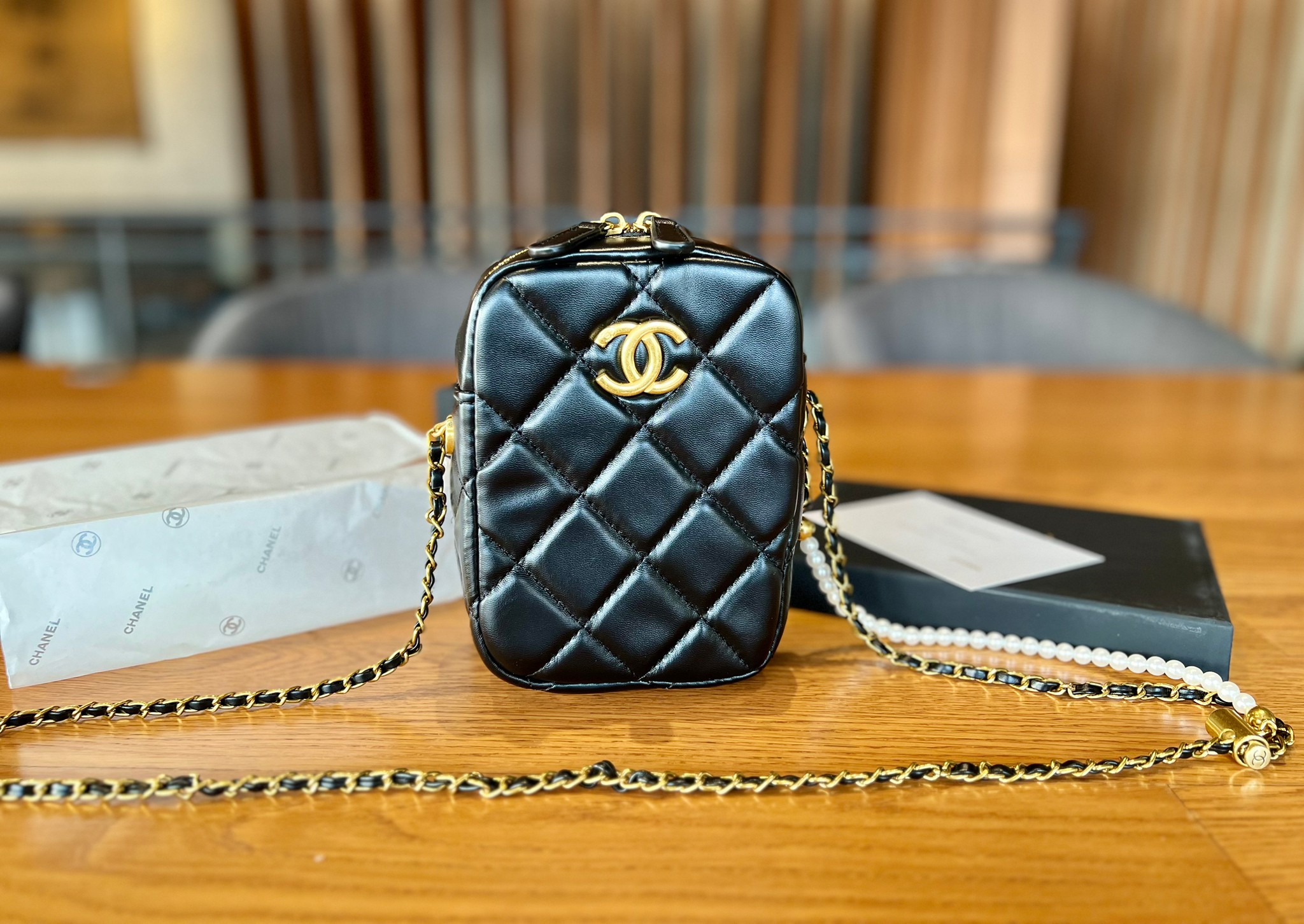 Chanel กระเป๋าสะพายใส่โทรศัพืไฮโซเก๋ ๆ แบรนด์เนมชาแนลพรีเมี่ยมกิ๊ฟขนาด 6.7 นิ่ว หนังแท้สีดำลายนวมอะไหล่ทอง CC Chanel vip gift make up เคาน์เตอร์ ตปท. ดำ