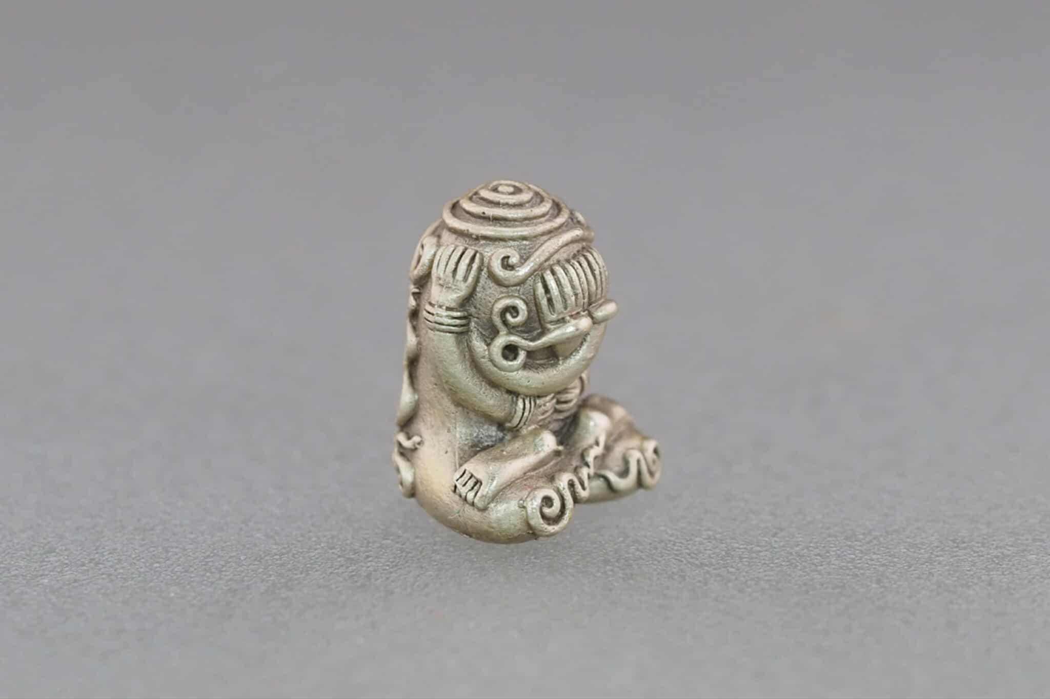 พระปิดตาอุตตโม สุนันโท เนื้อเงินซาติน หน้าตักกว้าง 1.2 ซม.สูง 2 ซม.หลวงพ่อสนั่น สุนันโท วัดกลางราชครูธาราม จ.อ่างทอง