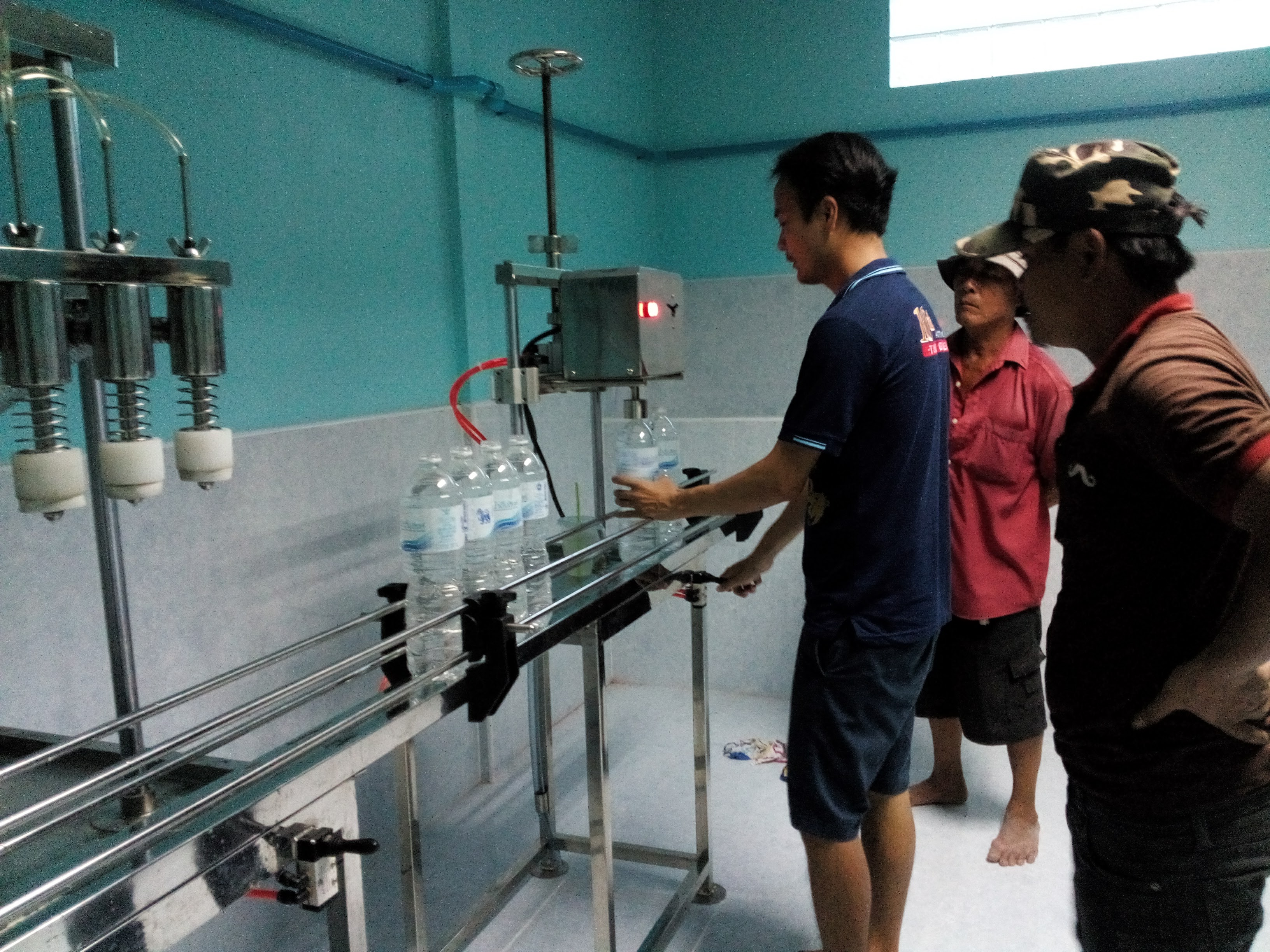 เครื่องบรรจุน้ำดื่ม6หัวกึ่งอัตโนมัติ