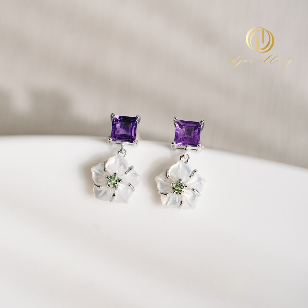 1D Jewellery ต่างหูเงินแท้ 925 ชุบโรเดียม ฝังเพชรสวิส(CZ) 💜🌿🌸 Gem Flower Earring - Amethyst, Peridot & Pearl 💜🌿🌸 แอมเธทิส เสริมความสงบและจิตใจที่มั่นคง, เพอริโดท ความโชคดีและความเจริญรุ่งเรือง และ มุกบริสุทธ
