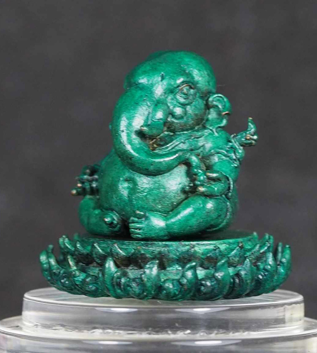 พระพิฆเนศประทับบนฐานบัว รุ่นสร้างโบสถ์ เนื้อโลหะสีพาติน่า สีเขียว