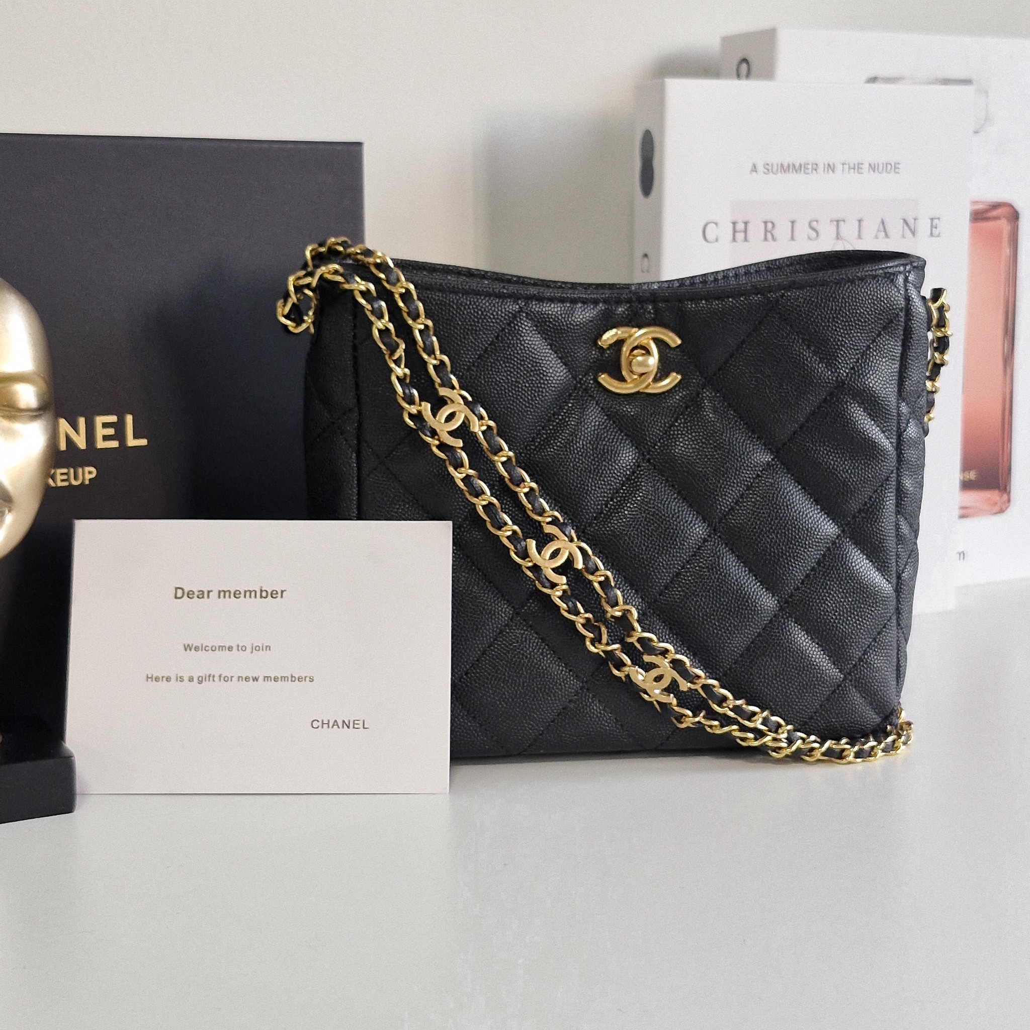Chanel กระเป๋าสะพายไฮโซเก๋ ๆ แบรนด์เนมชาแนลขนาด 8 นิ้ว สีดำอะไหล่ทอง CHANEL GIFT CAVIER BAG ดำ