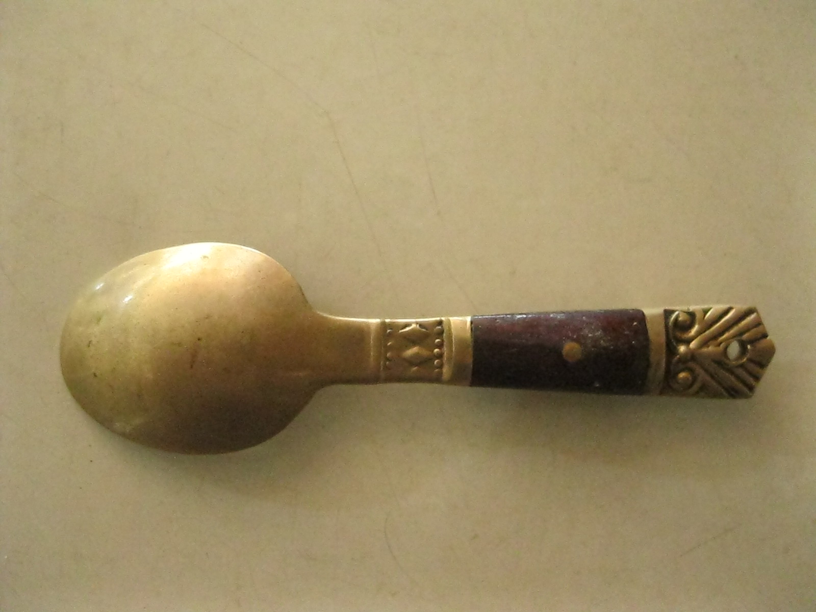 ช้อนทองเหลือง ด้ามปะกับไม้ (4312)