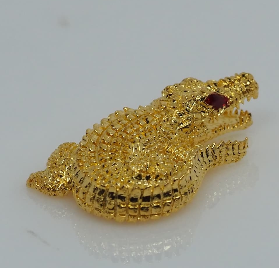 จระเข้เรียกทรัพย์ รุ่นเงินกองทองมา ขนาดเล็ก 2.5 ซม.เนื้อโลหะกะไหล่ทอง หลวงพ่อเงิน วัดบ้านอ้อ จ.นครราชสีมา