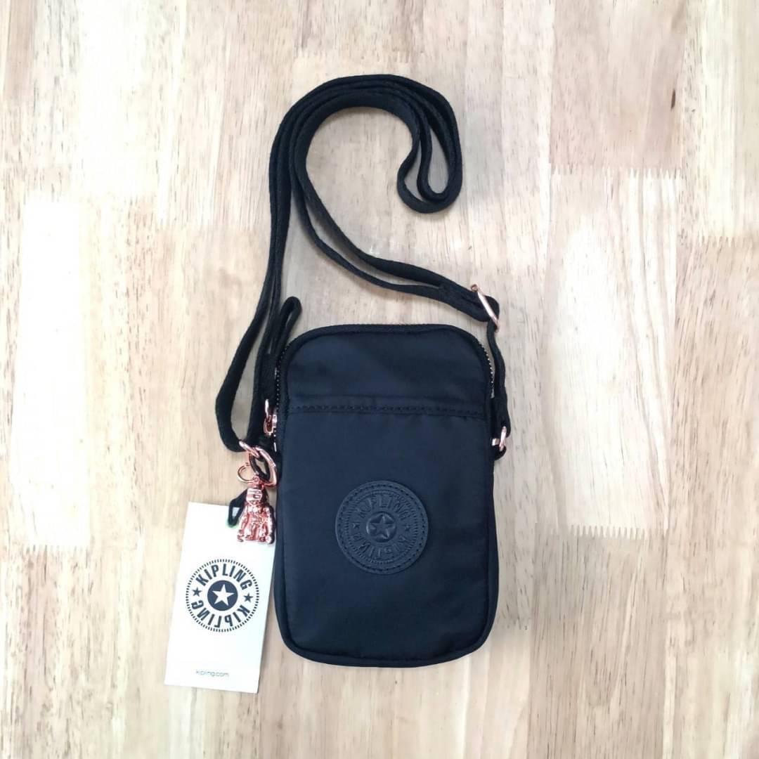 Kipling กระเป๋าใส่โทรศัพท์เท่ห์ ๆ กันน้ำได้ แบรนด์เนมคิปลิ้งค์สีดำอะไหล่ลิงโรสโกลด์ขนาด 6.7 นิ้ว KIPLING Tally crossbody phone bag ดำ