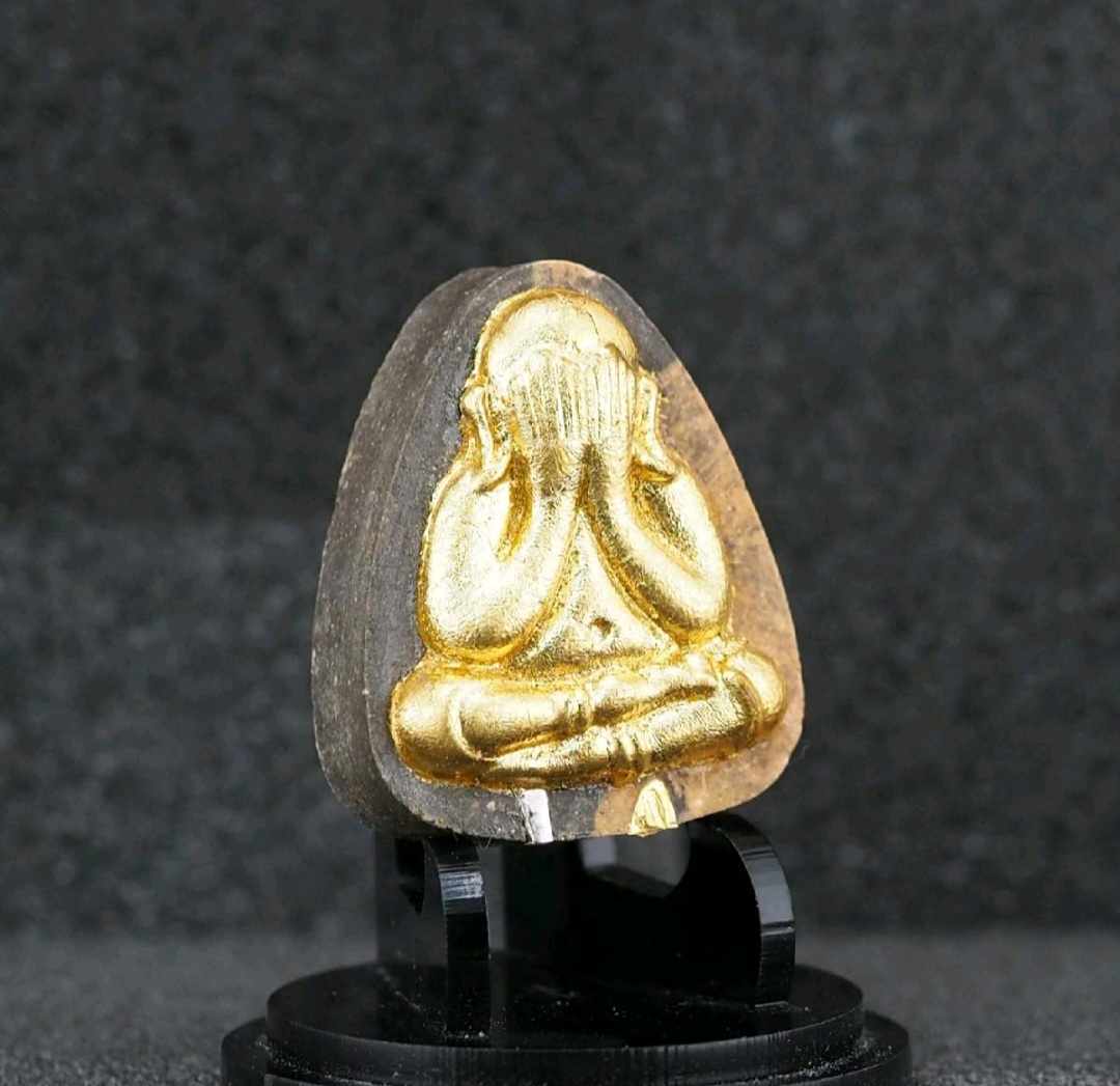 พระปิดตาพิมพ์ปลดหนี้หลวงปู่โต๊ะ เนื้อก้นครกรวมมวลสารฝังตะกรุดเงินและตะกรุดทองคำ องค์ปิดทอง หลังยันต์นะ