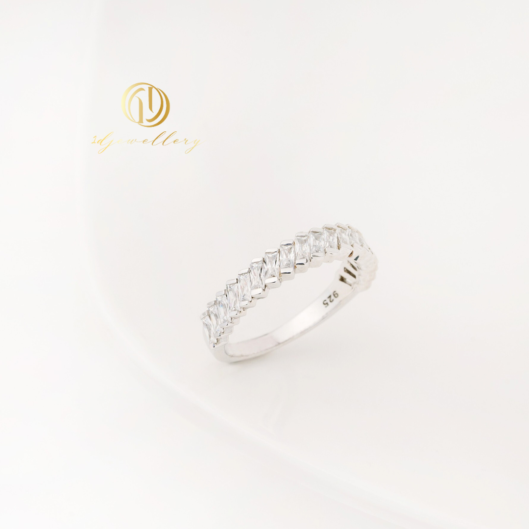 1D Jewellery แหวนเงินแท้ 925 ชุบโรเดียม ฝังเพชรสวิส(CZ) Eternal Radiance Ring 💎 ทรงเหลี่ยมเรียงตัวสวยงามสุดคลาสสิก ✨ เสริมลุคให้ดูแพงด้วยความเรียบหรูเหนือกาลเวลา ✨ ""เพราะความงดงามที่แท้จริงคือความเรียบง่าย แต่โดดเด่นเกินใค