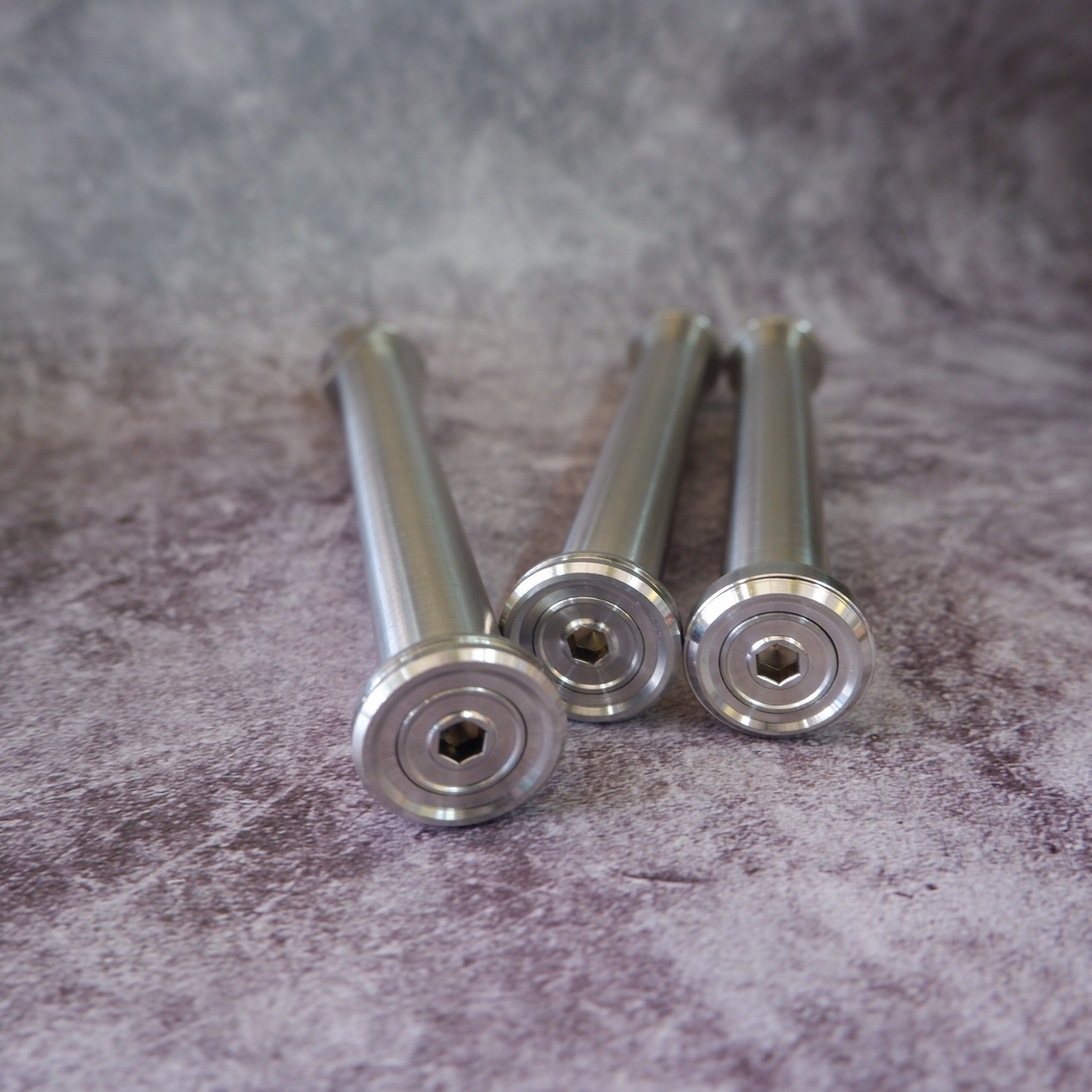 น้าคมน็อตซิ่ง แกนขาตั้งคู่งานกลึงมือ Wave125 เก่าทุกรุ่น / wave100 ทุกรุ่น น้าคมน็อตซิ่ง น็อตแกนขาตั้งคู่งานกลึงมือ แท้💯 แกนขาตั้งคู่