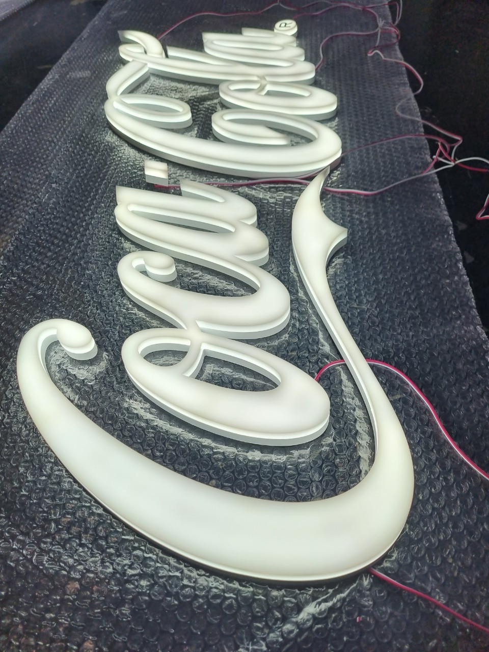 อักษรไฟออกรอบตัว ''โคคา โคล่า''