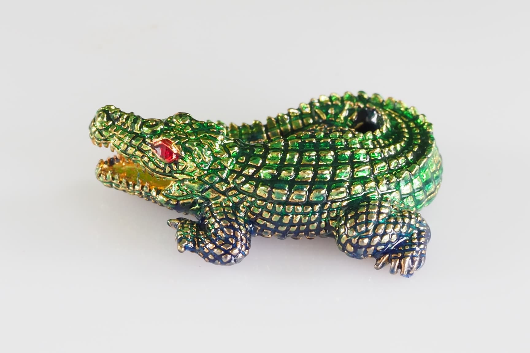 จระเข้เรียกทรัพย์ รุ่นเงินกองทองมา ขนาดเล็ก 2.5 ซม.เนื้อโลหะกะไหล่ทอง ลงยาสีเขียวมรกต หลวงพ่อเงิน วัดบ้านอ้อ จ.นครราชสีมา