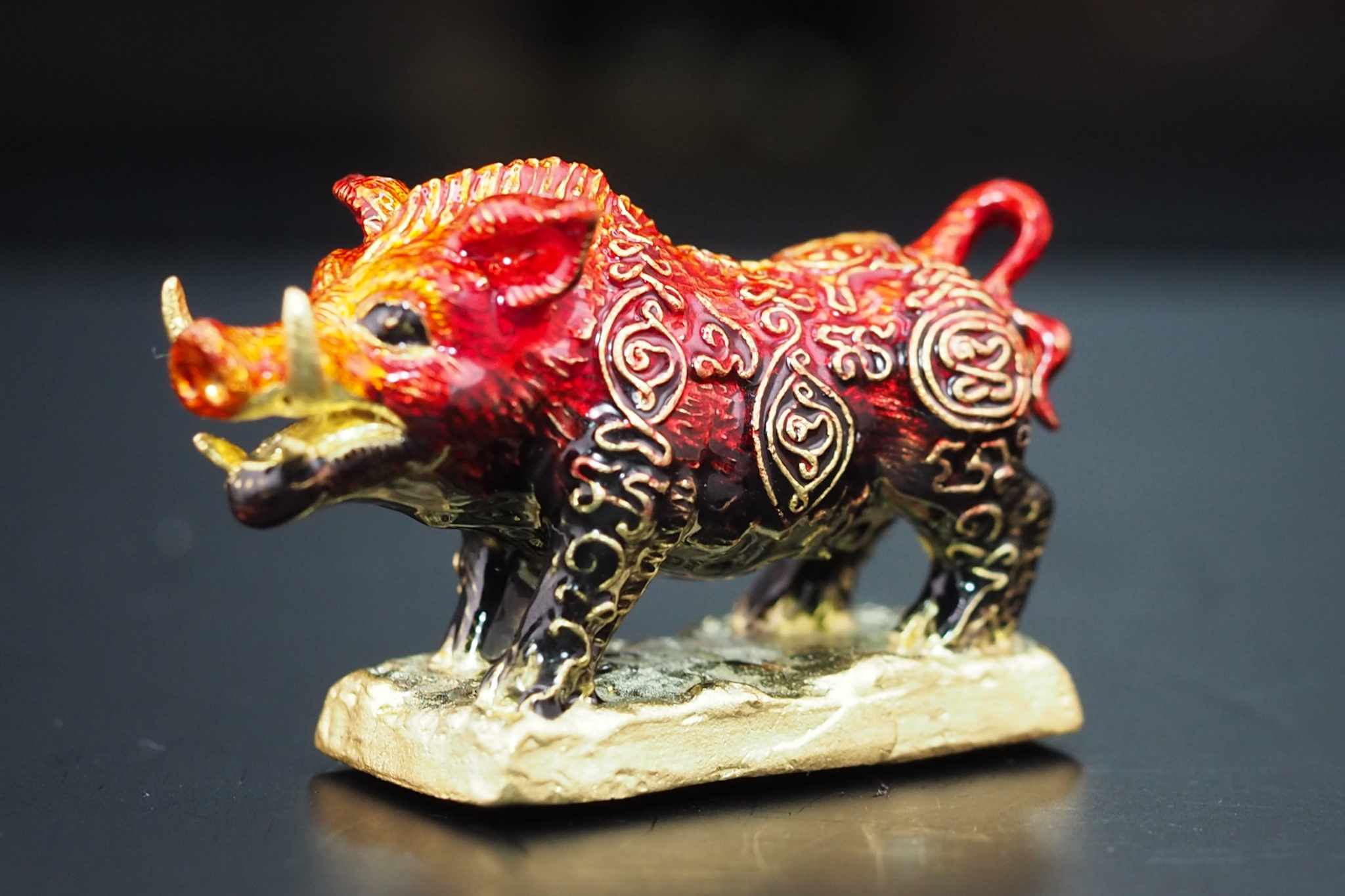 พญาวราหะ ราชาโชค ขนาดพกพา พิธีเสาร์๕ ปีมะโรง เนื้อโลหะชุบทองลงยาสีแดง-น้ำตาล อุดมวลสารฝังตะกรุดเงินแท้ 2 ดอก