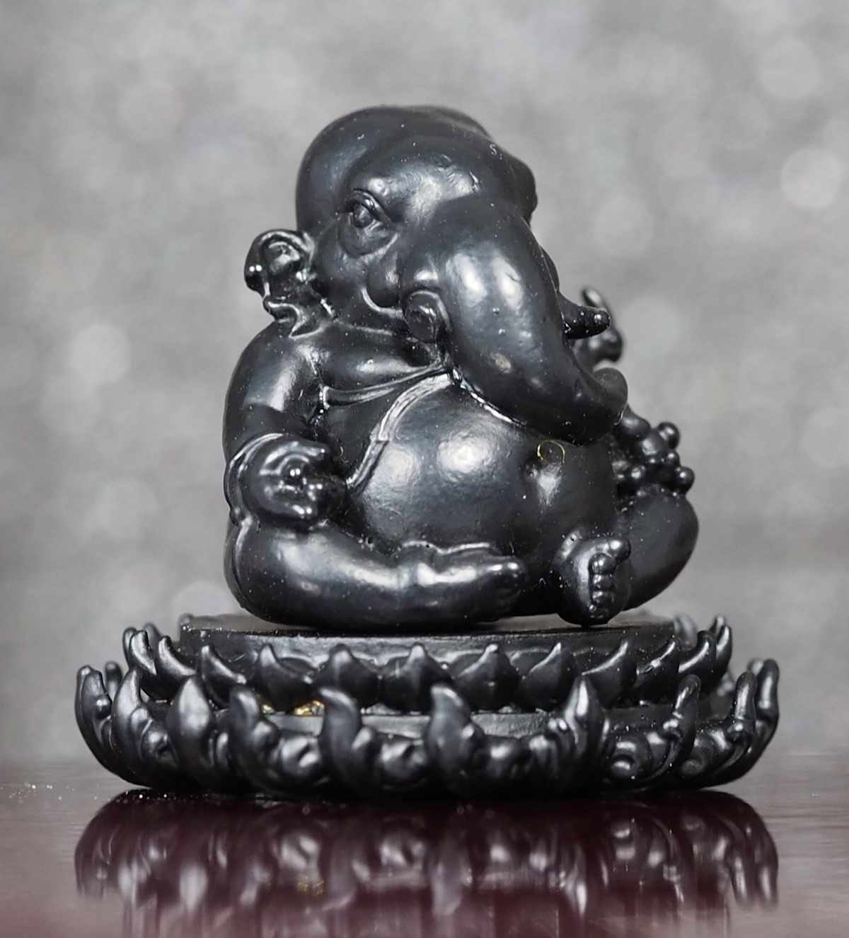 พระพิฆเนศประทับบนฐานบัว รุ่นสร้างโบสถ์ เนื้อโลหะสีดำนิลกาฬ