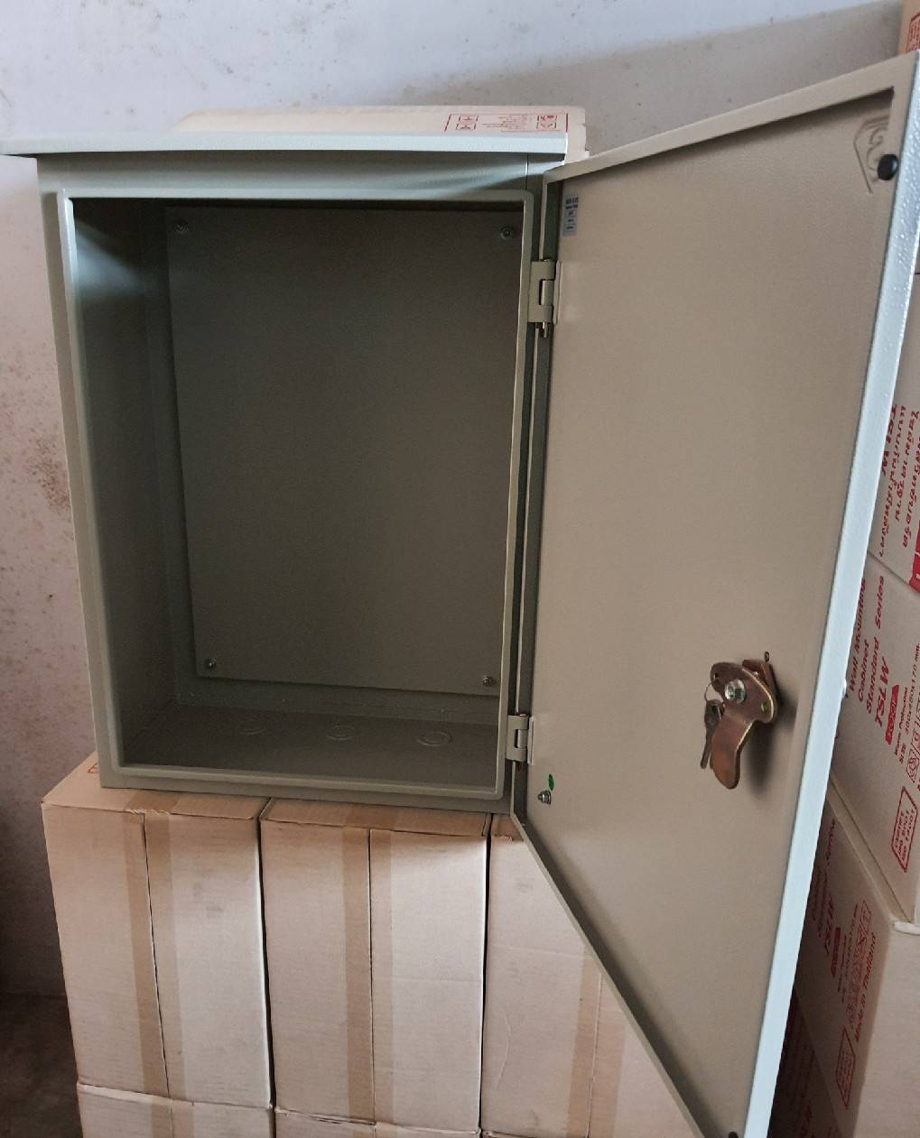 ตู้เหล็กกันฝน TSLW06 ขนาด 440x610x230 mm. มีหลังคา สามารถติดตั้งภายนอก