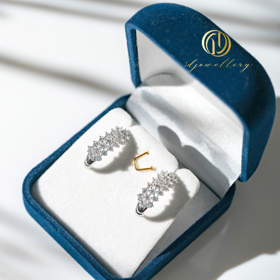 1D Jewellery ต่างหูเงินแท้ 925 ชุบโรเดียม ฝังเพชรสวิส(CZ) ✨ Shine Cluster Half Hoop Earrings ✨ ต่างหู "ประกายเพชรเรียงราย" ดีไซน์เรียบง่ายแต่โดดเด่น
