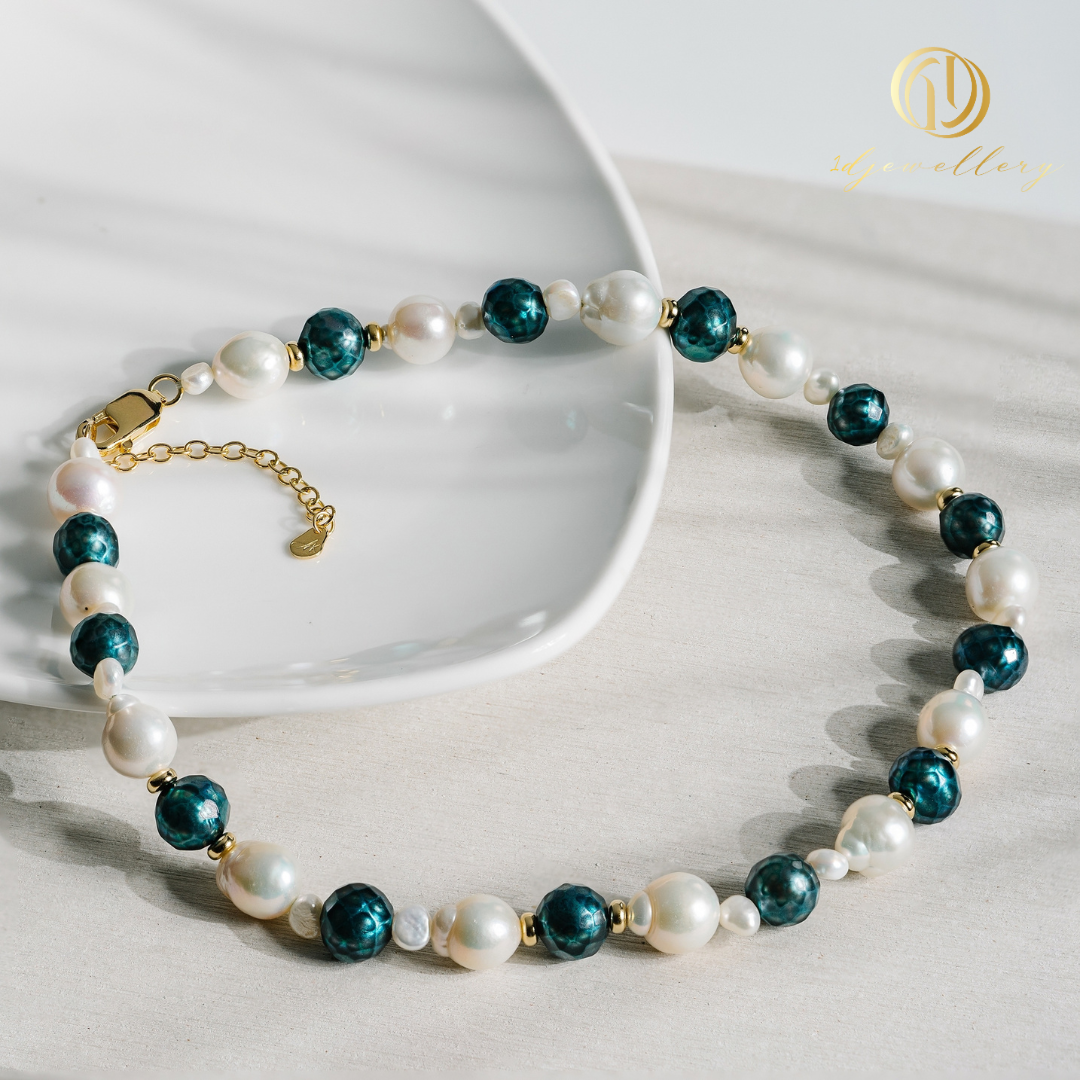 1D Jewellery สร้อยคอ เงินแท้ 925 ชุบโรเดียม 🟢⚪️ Ocean Pearl Harmony Necklace ⚪️🟢 🌟 สื่อถึงพลังแห่งความสงบ ความสมดุล และโชคลาภ พร้อมดีไซน์ที่ไม่ซ้ำใคร เพิ่มความโดดเด่นให้ทุกการแต่งตัว 🕊️"