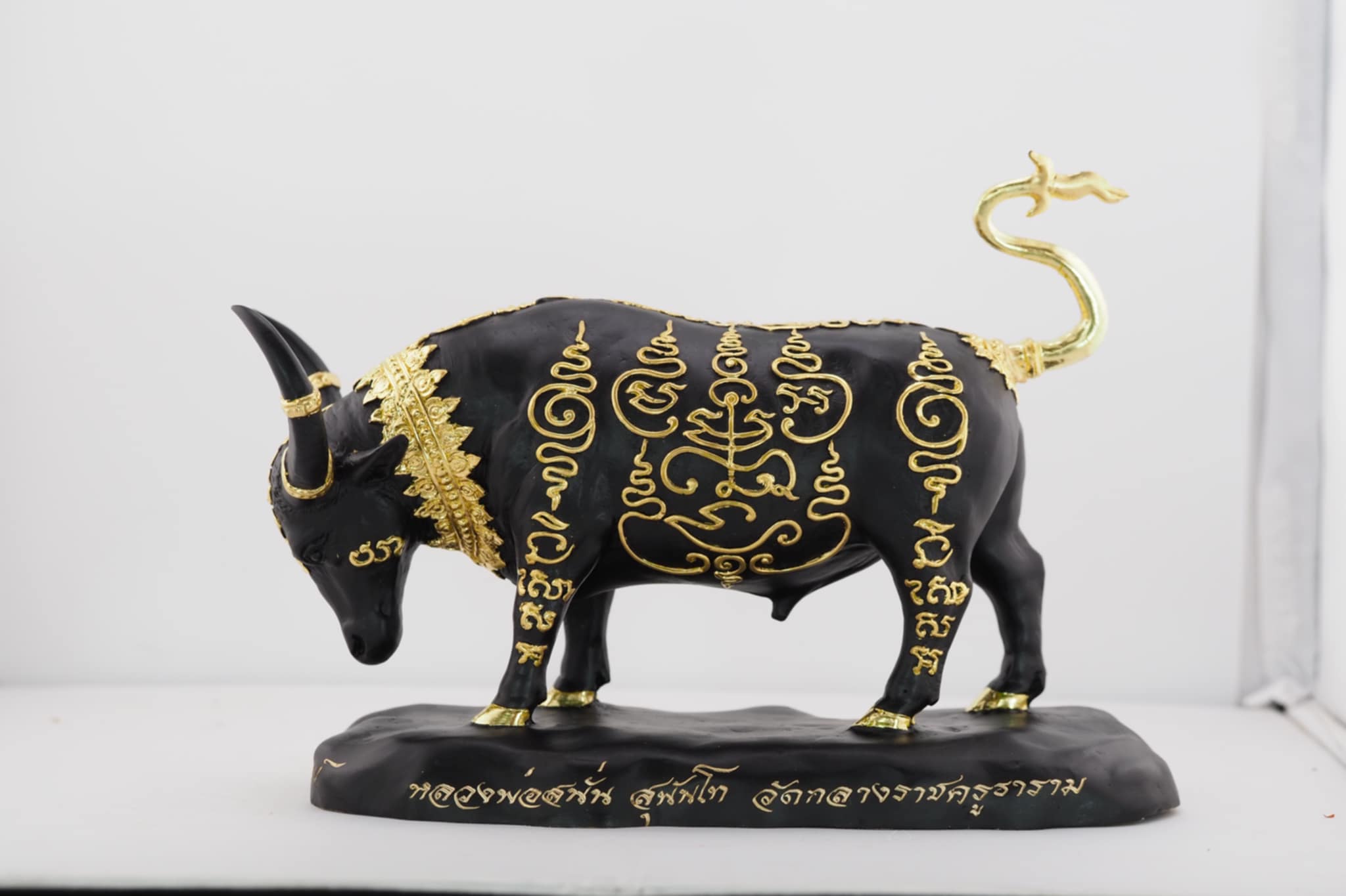 พละกำลังแห่งโภคทรัพย์ มหิงสาโภคทรัพย์ ขนาดบูชา เนื้อโลหะสีดำนิลกาฬ งานหล่อแบบโบราณยันต์นูน(ยันต์เส้นขนมจีน)