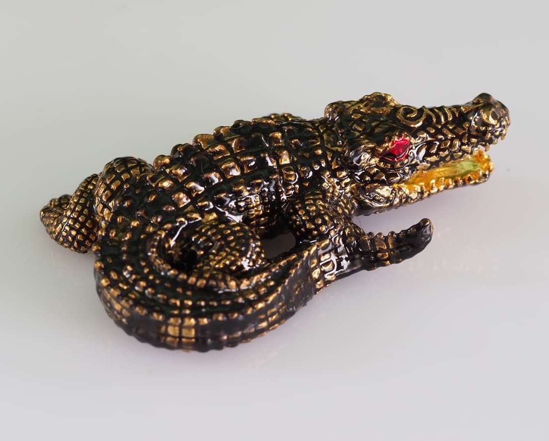 จระเข้เรียกทรัพย์ รุ่นเงินกองทองมา ขนาดใหญ่ 4 ซม.เนื้อโลหะกะไหล่ทอง ลงยาสีน้ำตาลลายดำ หลวงพ่อเงิน วัดบ้านอ้อ จ.นครราชสีมา