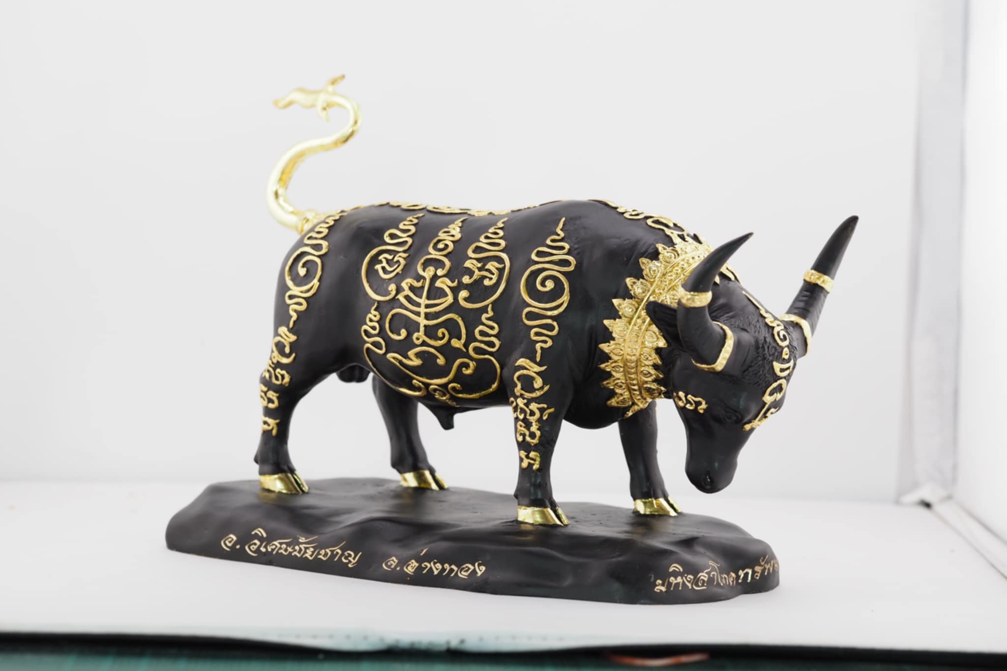 พละกำลังแห่งโภคทรัพย์ มหิงสาโภคทรัพย์ ขนาดบูชา เนื้อโลหะสีดำนิลกาฬ งานหล่อแบบโบราณยันต์นูน(ยันต์เส้นขนมจีน)