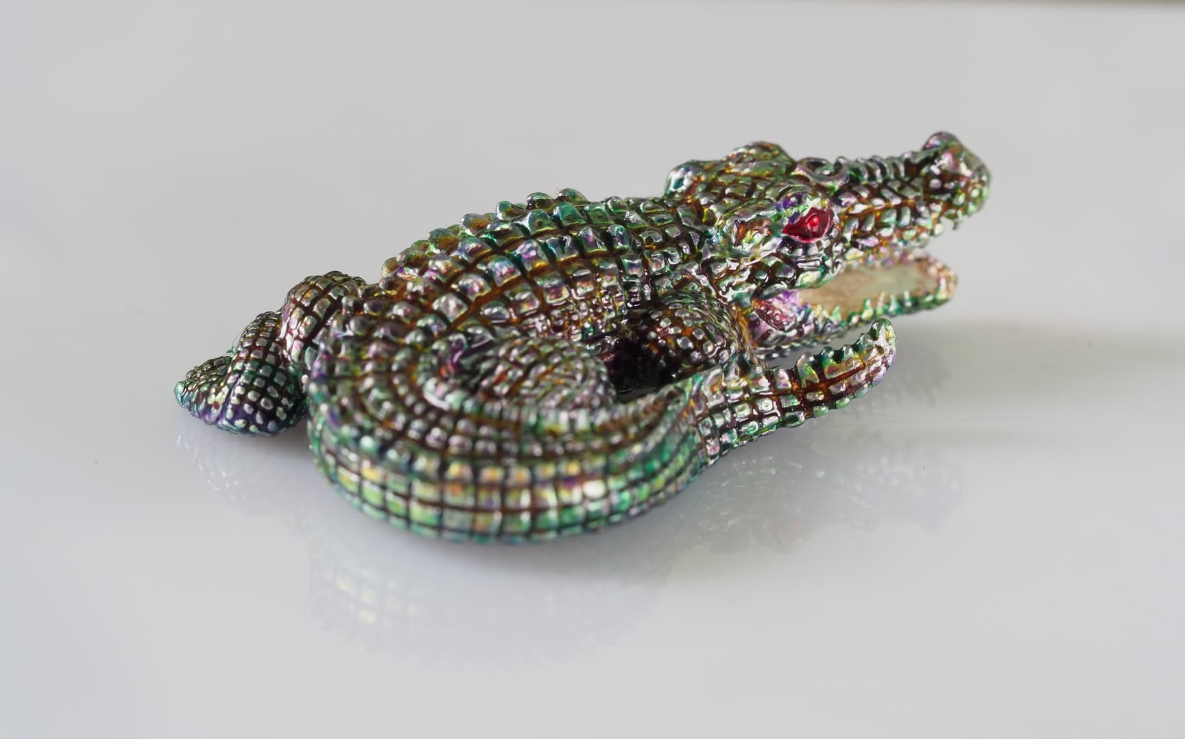 จระเข้เรียกทรัพย์ รุ่นเงินกองทองมา ขนาดใหญ่ 4 ซม.เนื้อโลหะกะไหล่เงิน ลงยาสีเขียวก้านบัว หลวงพ่อเงิน วัดบ้านอ้อ จ.นครราชสีมา