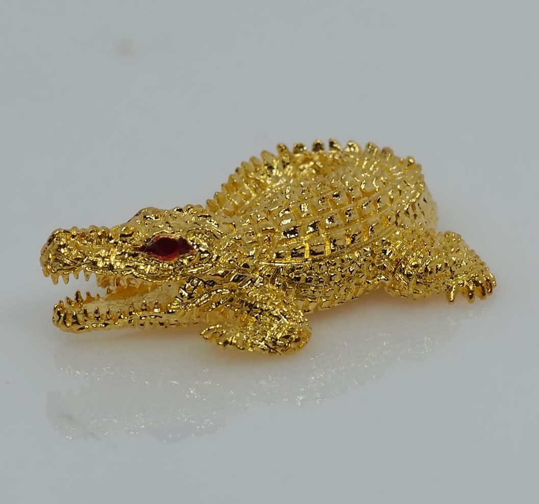 จระเข้เรียกทรัพย์ รุ่นเงินกองทองมา ขนาดเล็ก 2.5 ซม.เนื้อโลหะกะไหล่ทอง หลวงพ่อเงิน วัดบ้านอ้อ จ.นครราชสีมา