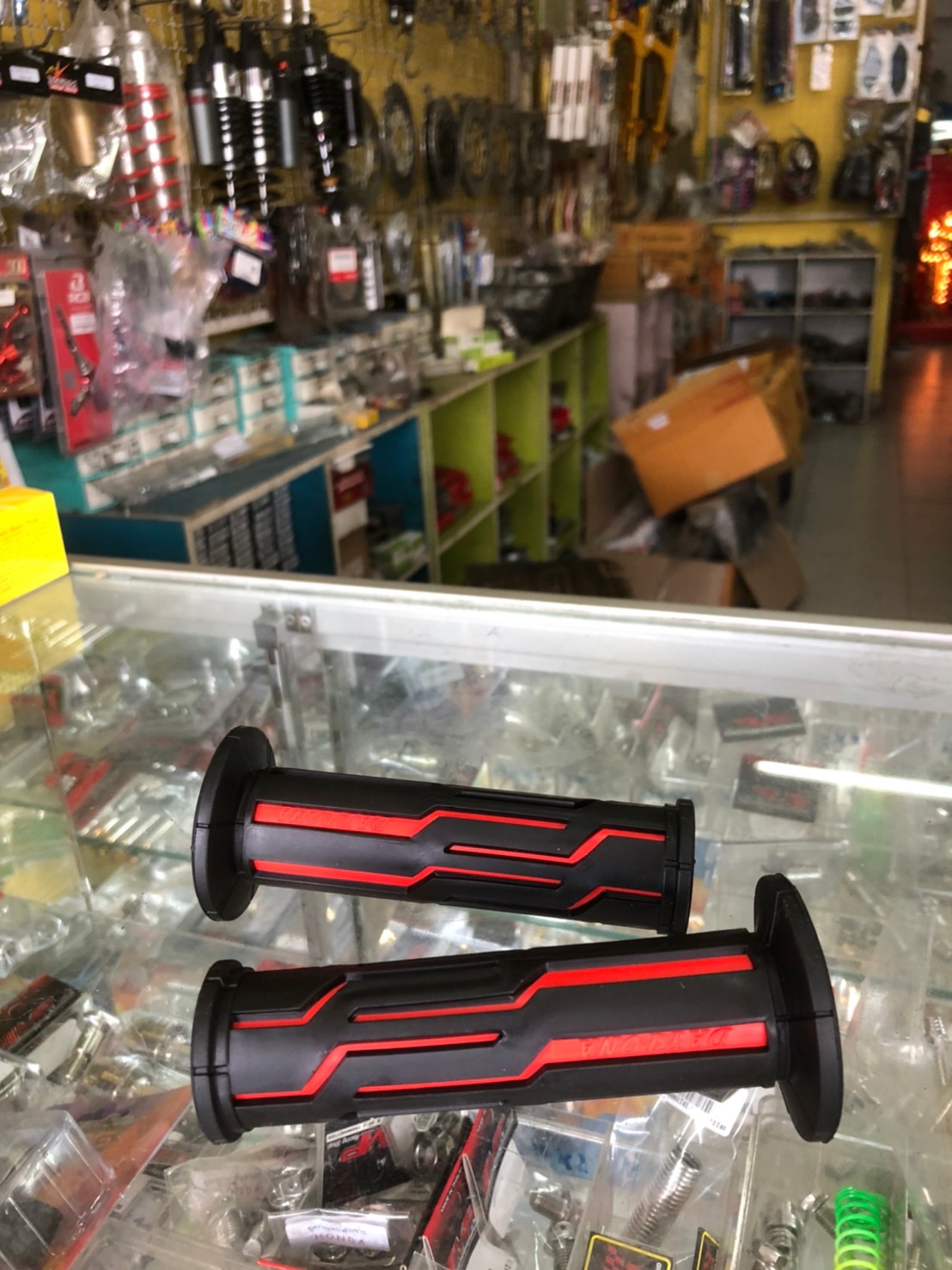 ปลอกมือ ปลอกแฮนด์ เดโทน่า Daytona งานนิ่ม ปลอกแฮนด์แต่ง ปลอกมือยางนิ่ม ลาย แบรนด์(1คู่)พร้อมส่งจาก🇹🇭 งานกล่อง ใส่รถจักรยานยนต์ทุกรุ่น