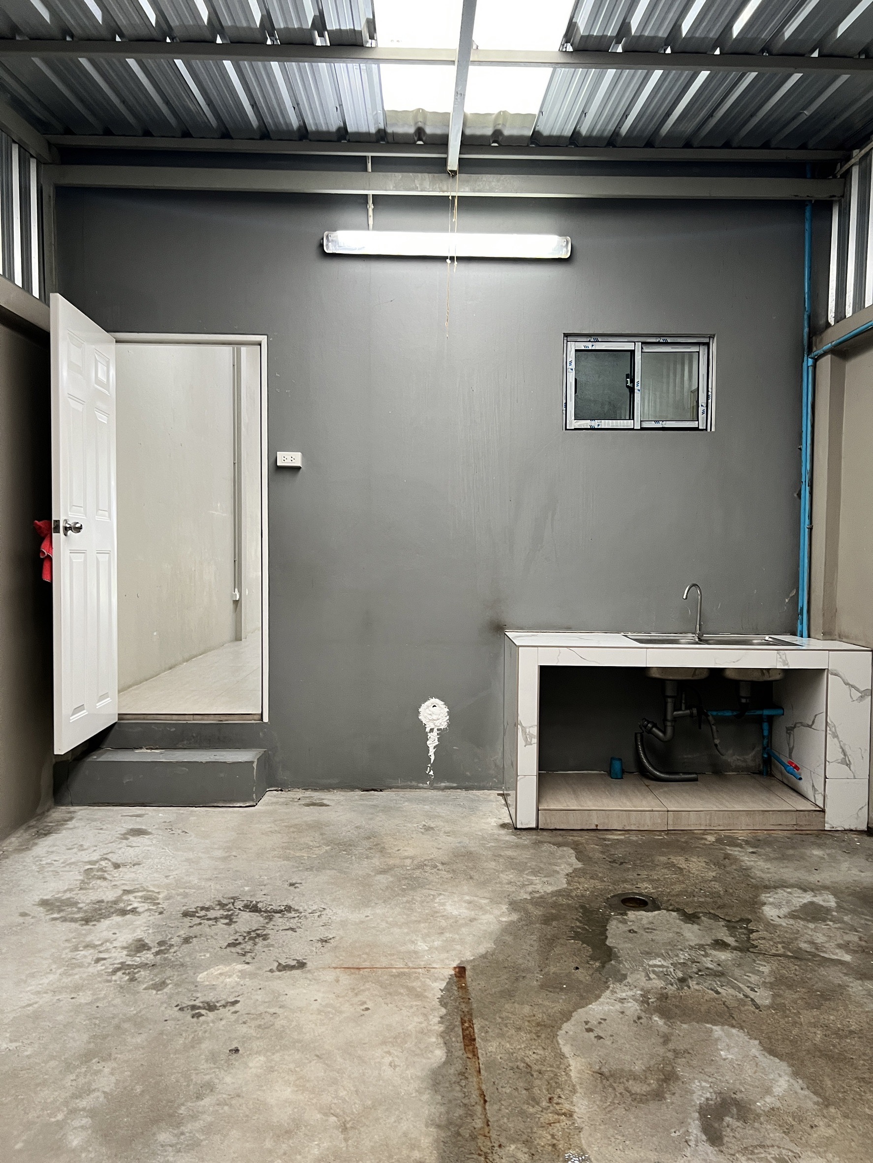 ให้เช่าอาคารพาณิชย์ ริมถนนเอกชัย ปากซอยเอกชัย109 (รหัสทรัพย์ B12615ห้อง2)