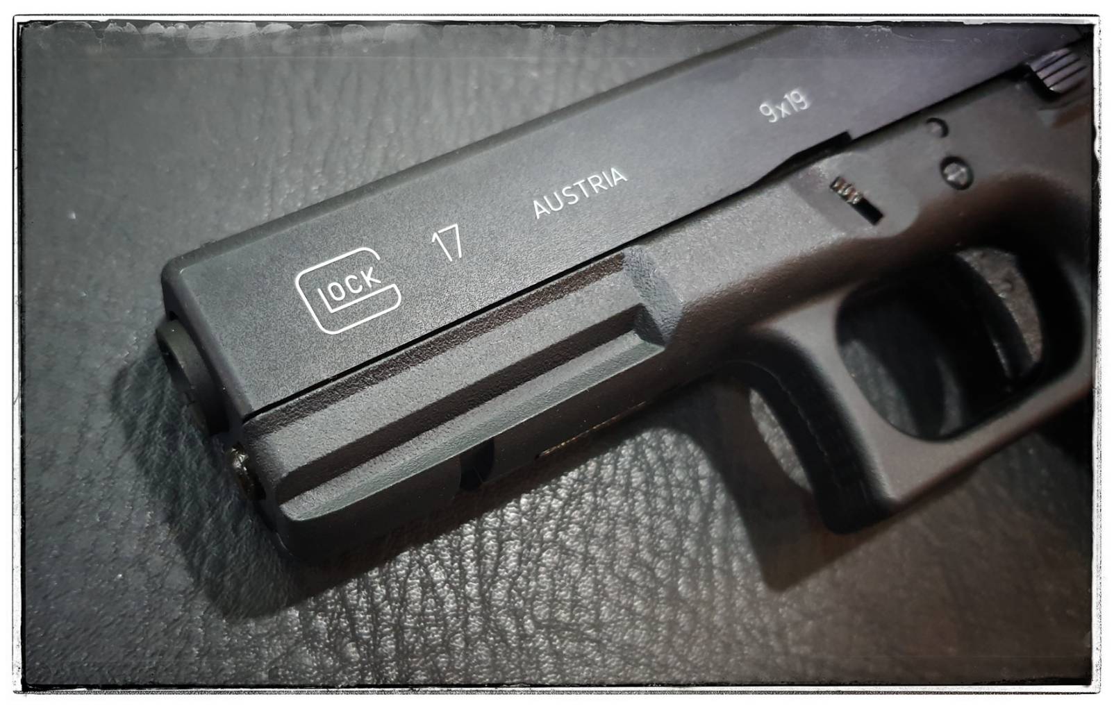 ปืนแก๊ส รุ่น Glock 17 Gen3 ของ WE สไลด์เหล็ก