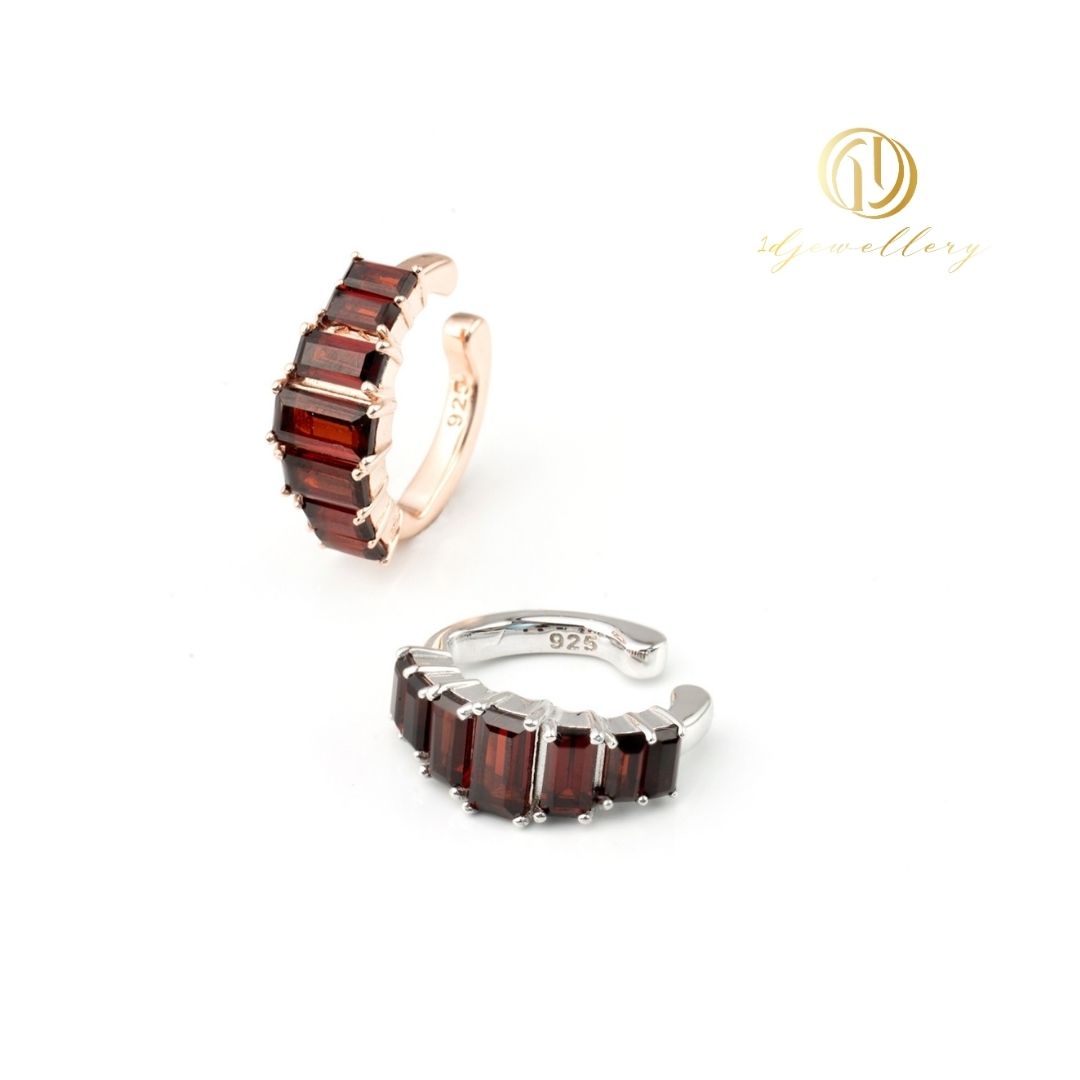 1D Jewellery ต่างหูเงินแท้ 925 ชุบโรเดียม ต่างหูแบบหนีบคล้องหู ฝังเพชรสวิส(CZ) Garnet Glamour Ear Cuff ❤️ เสริมพลังแห่งความรักและความกล้าหาญ