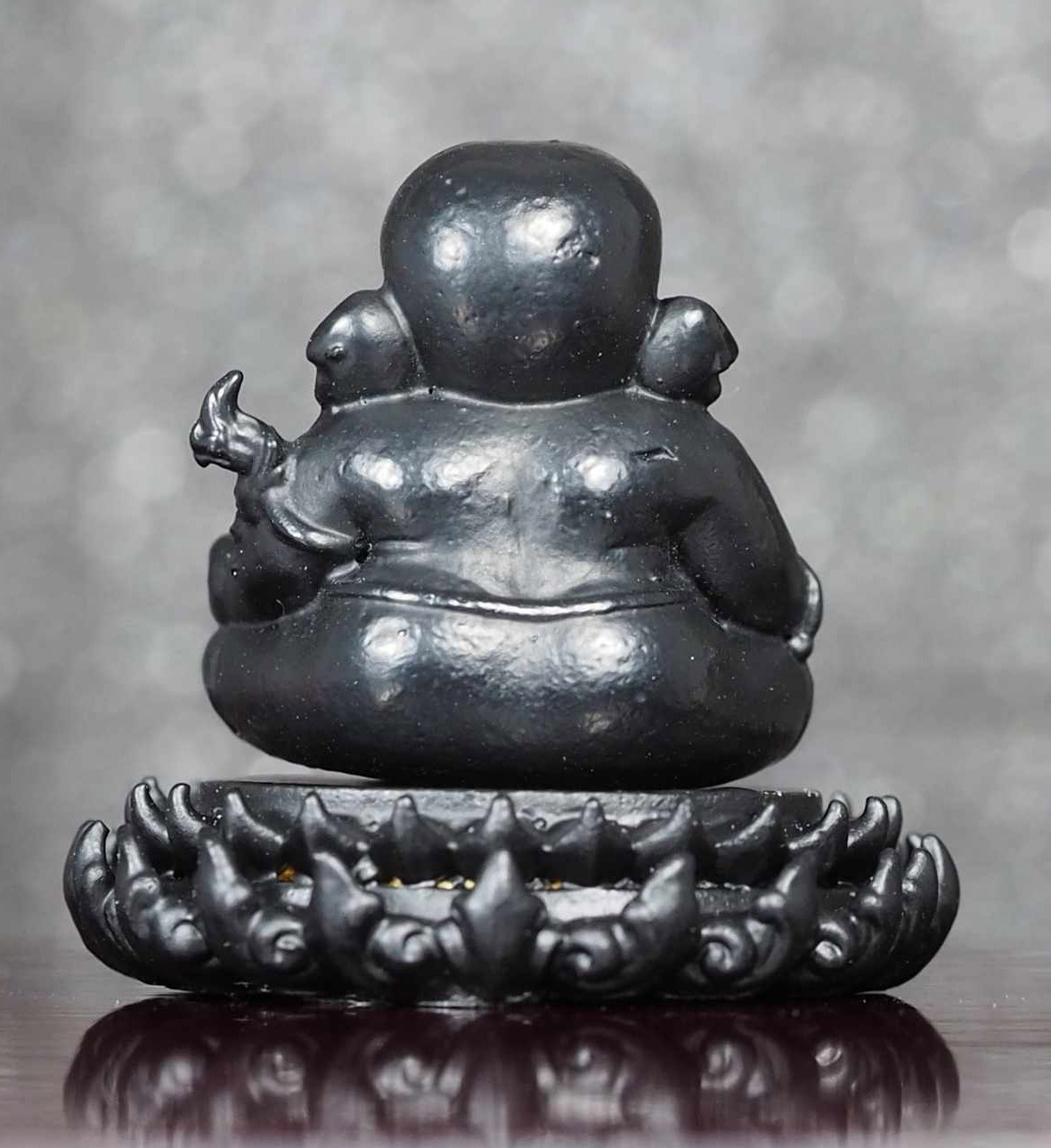 พระพิฆเนศประทับบนฐานบัว รุ่นสร้างโบสถ์ เนื้อโลหะสีดำนิลกาฬ