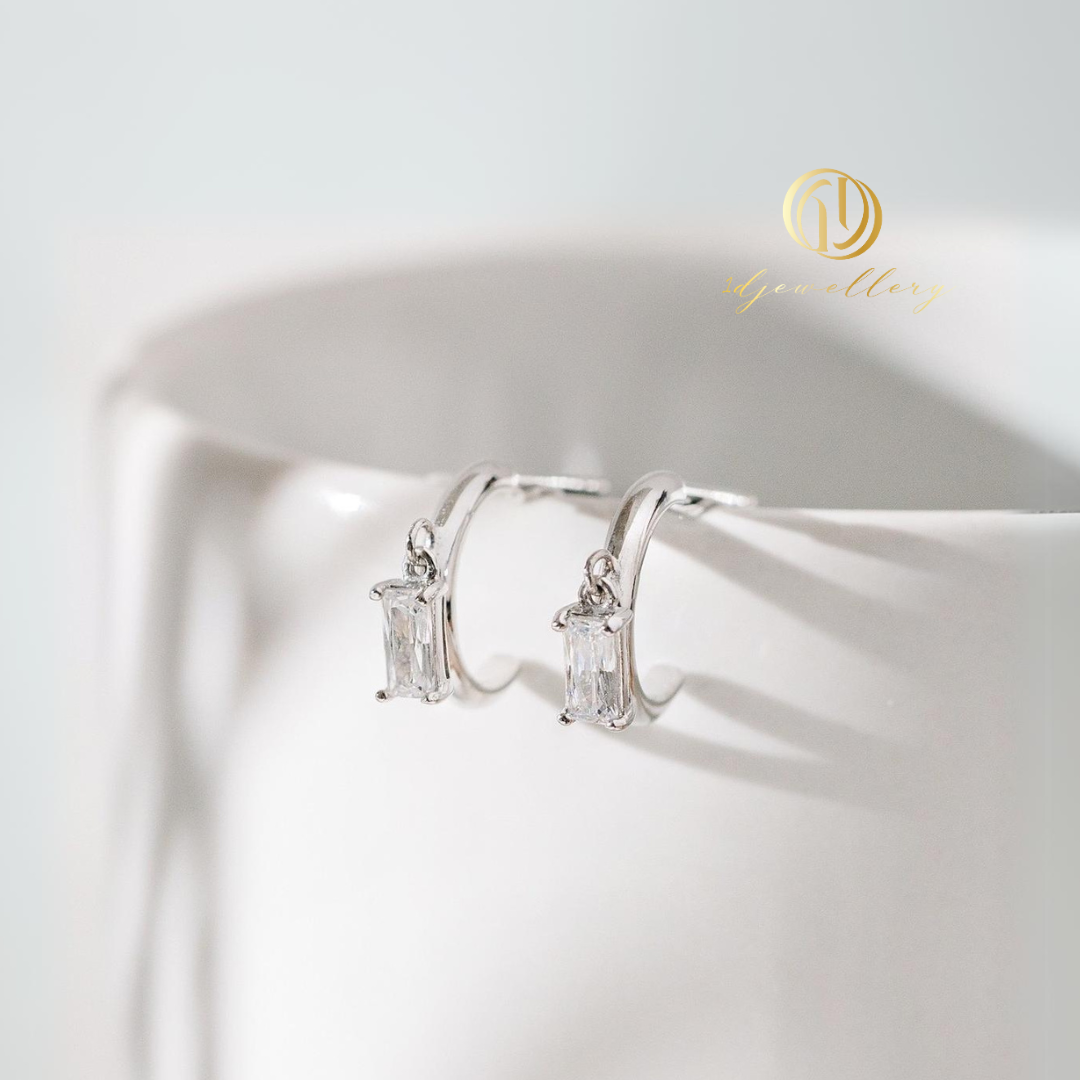 1D Jewellery ต่างหูเงินแท้ 925 ชุบโรเดียม ฝังเพชรสวิส(CZ) Baguette Cut Drop Hoop Earrings ✨ เพิ่มความโมเดิร์นและความแวววาวอันหรูหรา สะท้อนแสงในทุกมุมมอง